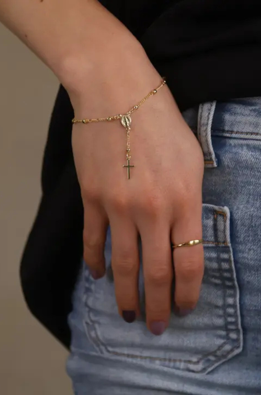 Delicate Figaro Rosary Bracelet
Designed in the traditional rosary style
Metal: 18k Gold Filled
Length: 7"
Hypoallergenic/Nickel Free/Water-resistant