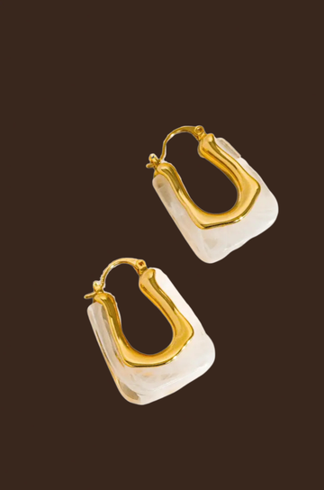 18k Gold-plated U-shaped earrings
Measurement (L x W): 1.1 x 0.8 inches
18k Gold Plated Brass / Acrylic