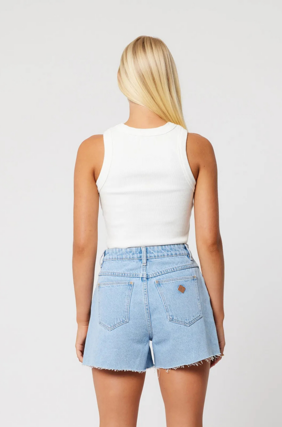 High rise denim shorts
Light wash
Relaxed fit
Longer inleg
Features a soft frayed hemline