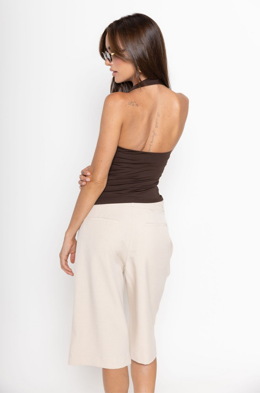 Pleated trouser jorts
Longline shorts
2 side pockets
2 faux back pockets
Button and fly closure
tan jorts
tan trouser jorts
trendy jorts
fall transition outfit