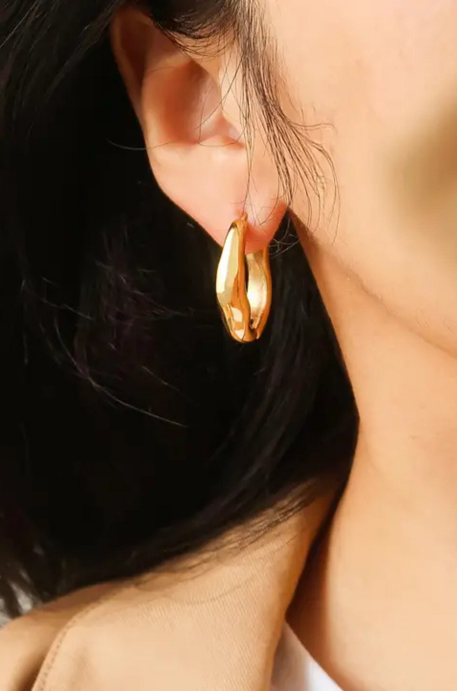 18K gold non-tarnish wavy oval hoop earring
18K gold plating stainless steel
Measurement (L x W inch): 1 x 0.8
Lead and Nickel Free
Hypoallergenic
Water Resistant