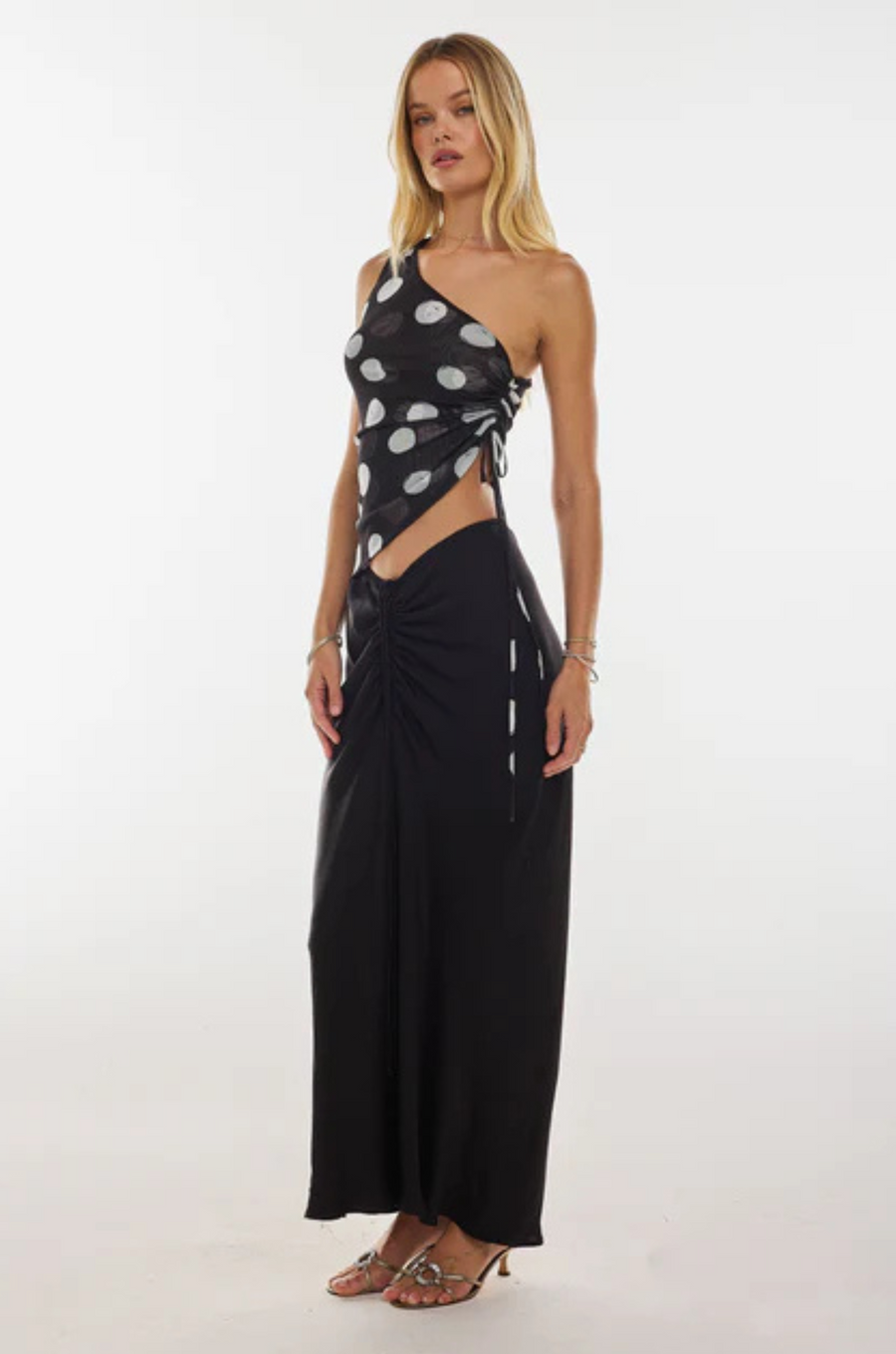 Polka dot mesh one shoulder top
Adjustable shirring side
One shoulder
Double Lined
Polyester/Spandex
black and blue polka dot one shoulder top
going out top