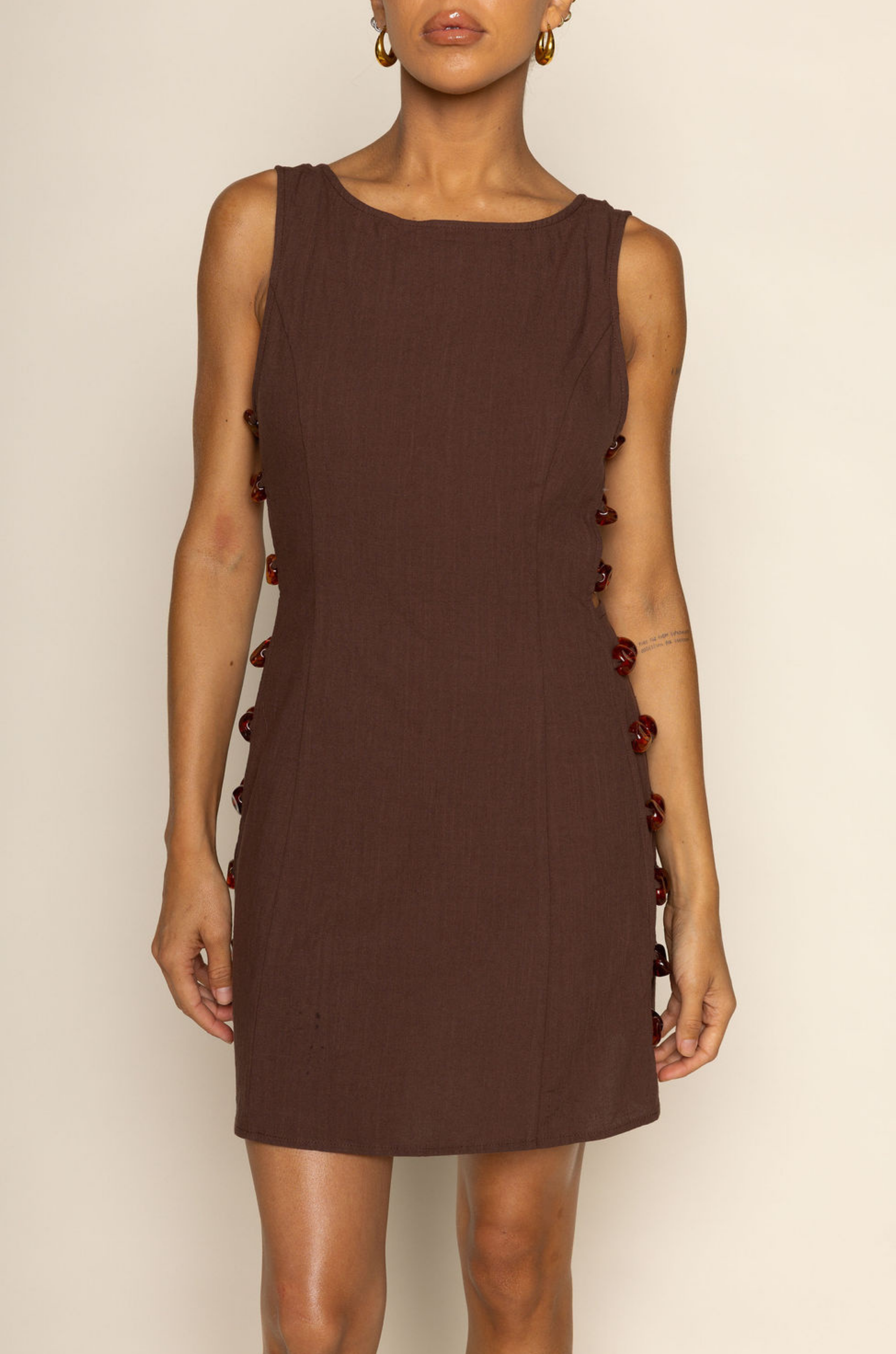 brown Woven mini dress
Side bead detail
Side cut outs
Back zipper closure
Unlined
resort wear
resort mini dress