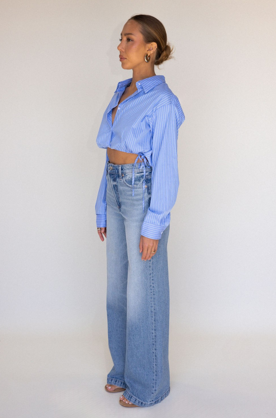 High rise light wash denim jeans
Relaxed/ wide leg silhouette
Clean finished hem
Crafted with comfort stretch denim
medium wash high rise jeans