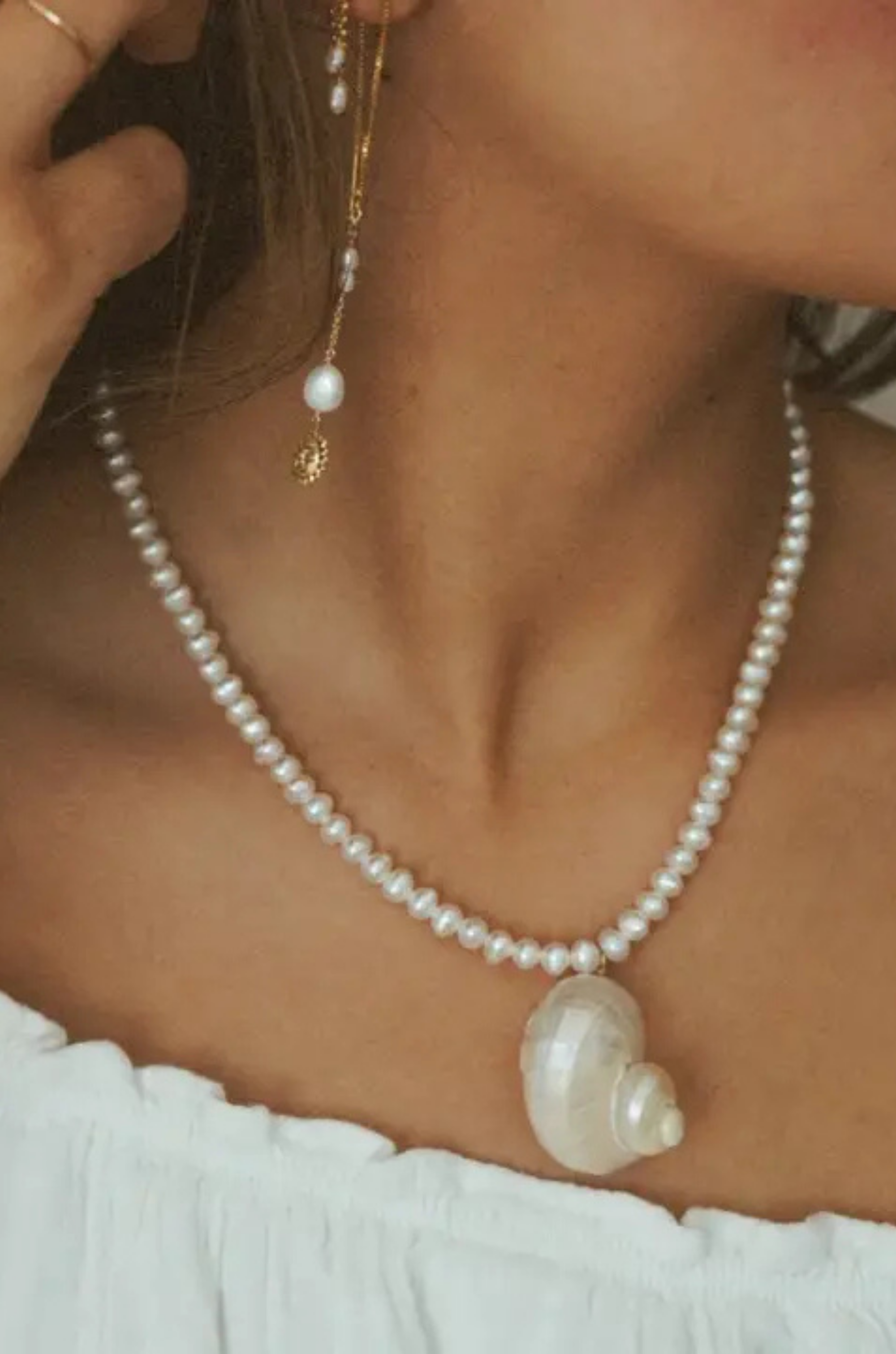 Freshwater pearls with pearlized shell charm necklace
Length: 15" chain with 1" extender
Size and shape of pearl may vary