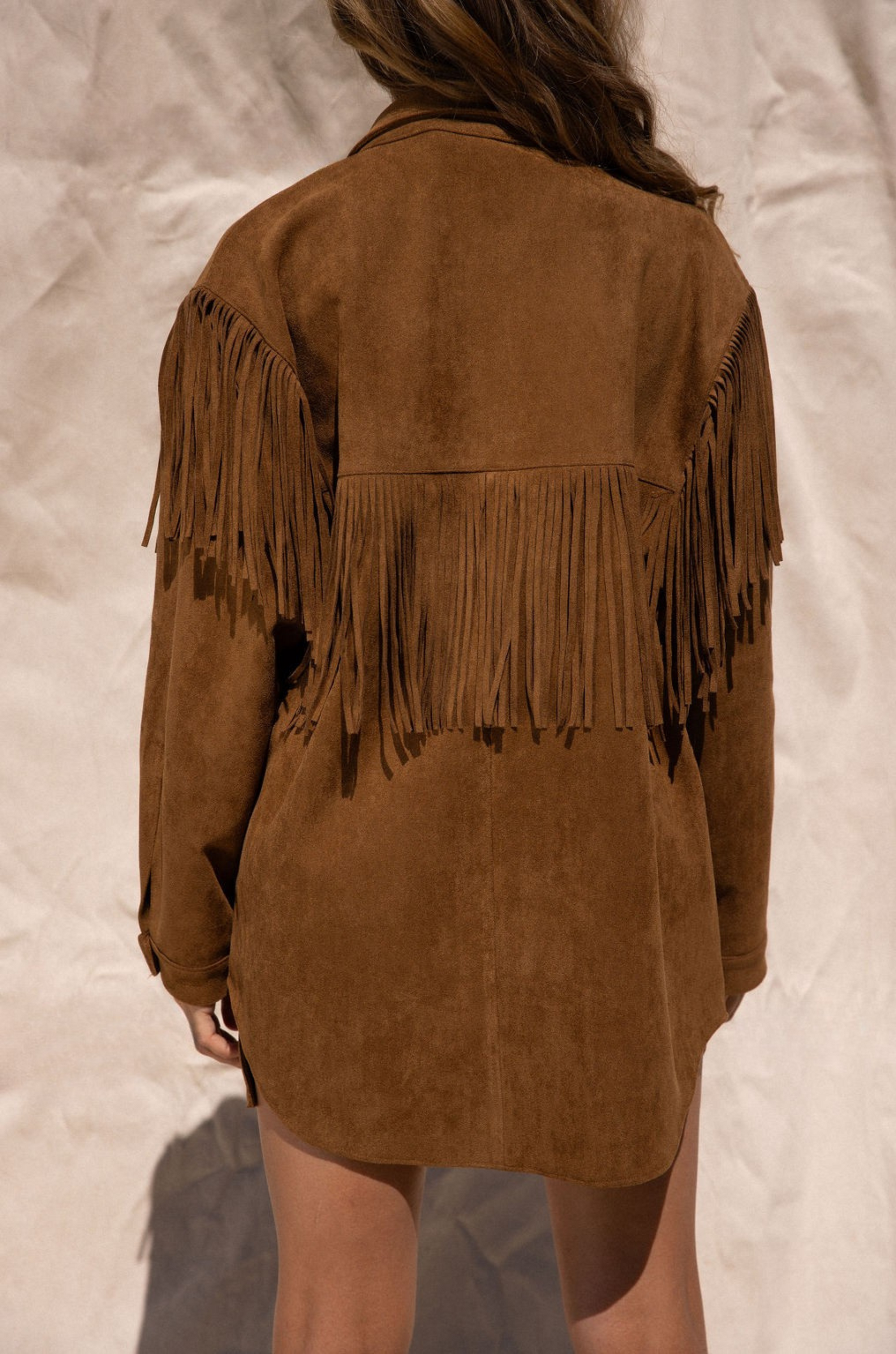 Faux suede jacket
Collar neckline
Long sleeves with button closures
brown western Fringe jacket 
Front button down closures
Unlined
country jacket
country concert jacket outfit
stagecoach jacket outfit
festival outfit