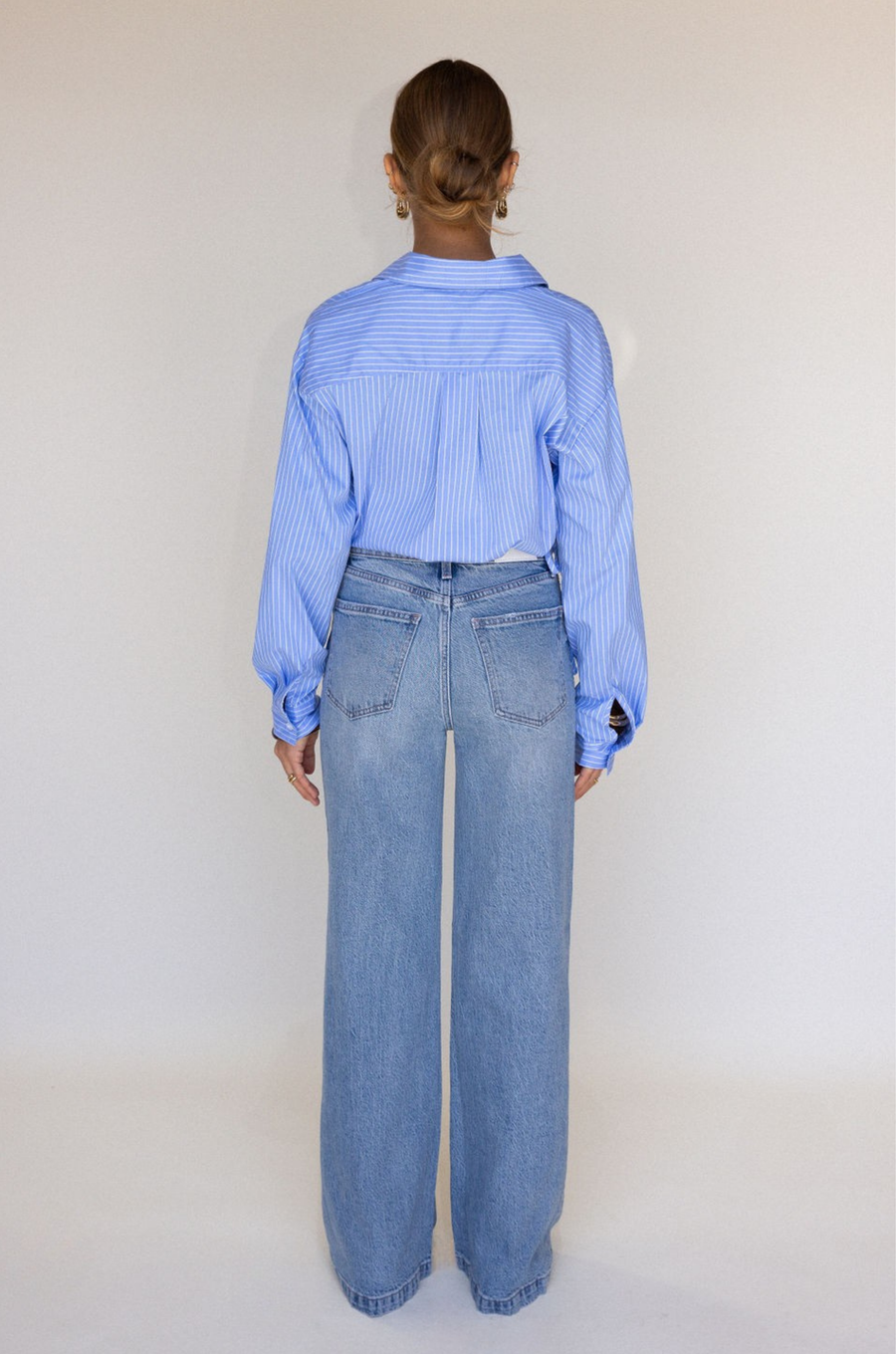 High rise light wash denim jeans
Relaxed/ wide leg silhouette
Clean finished hem
Crafted with comfort stretch denim
medium wash high rise jeans
