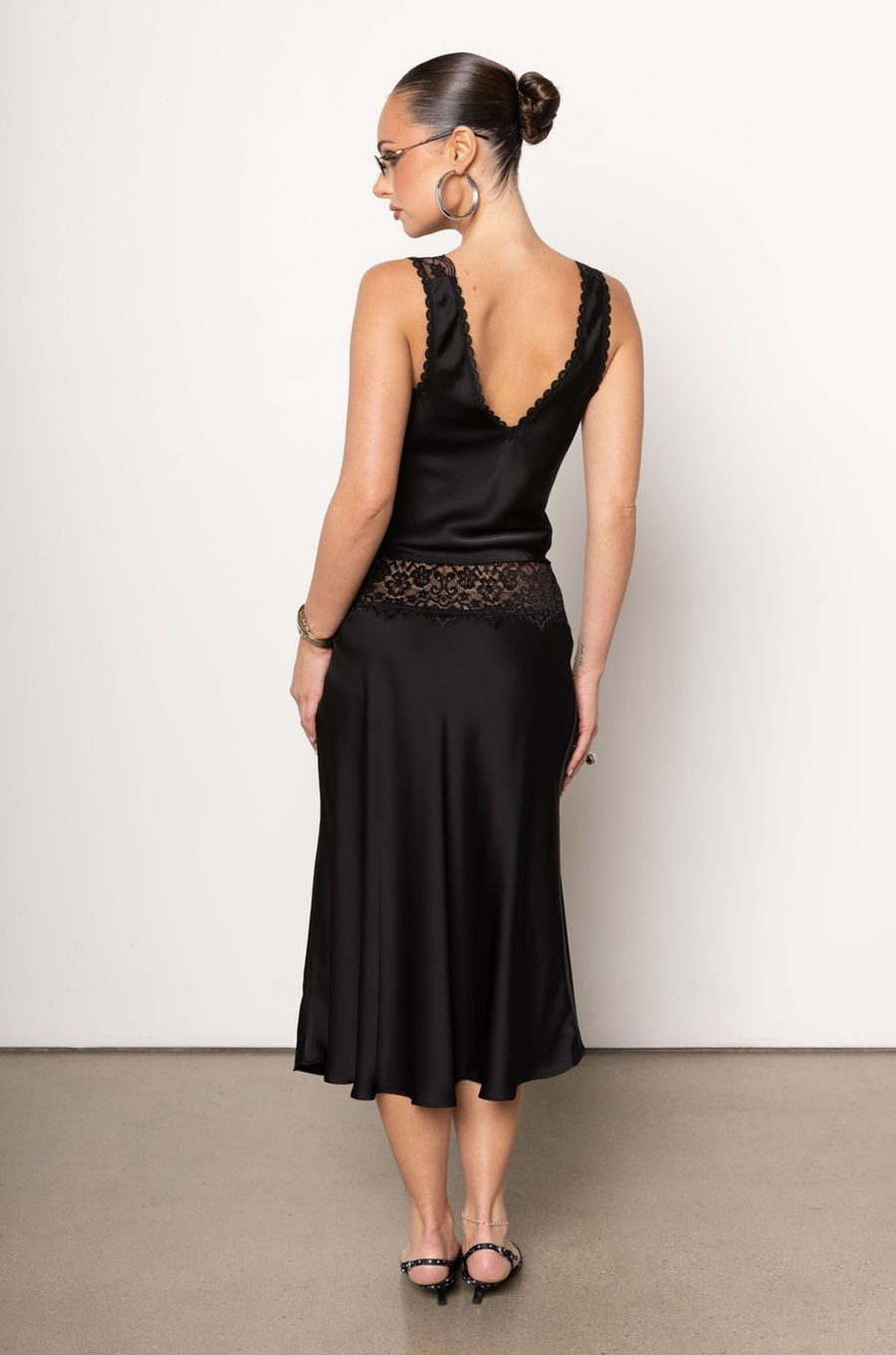 Satin midi skirt
Lace trim
Elastic waistband
Unlined
Partially sheer
black satin midi skirt
frankies dupe