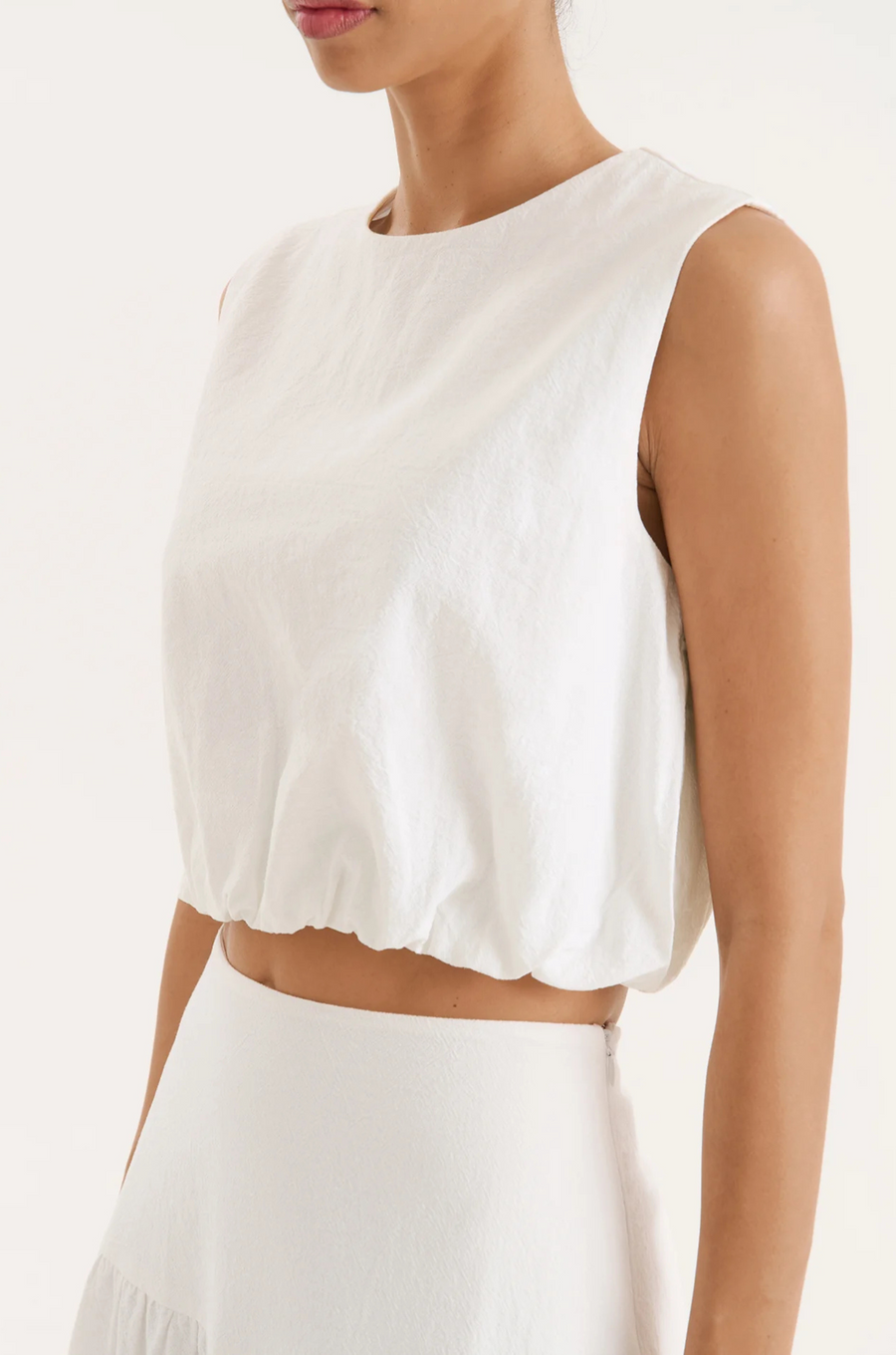 white Linen sleeveless crop top
Round neckline
Bubble hem
bridal top and skirt set
summer skirt set