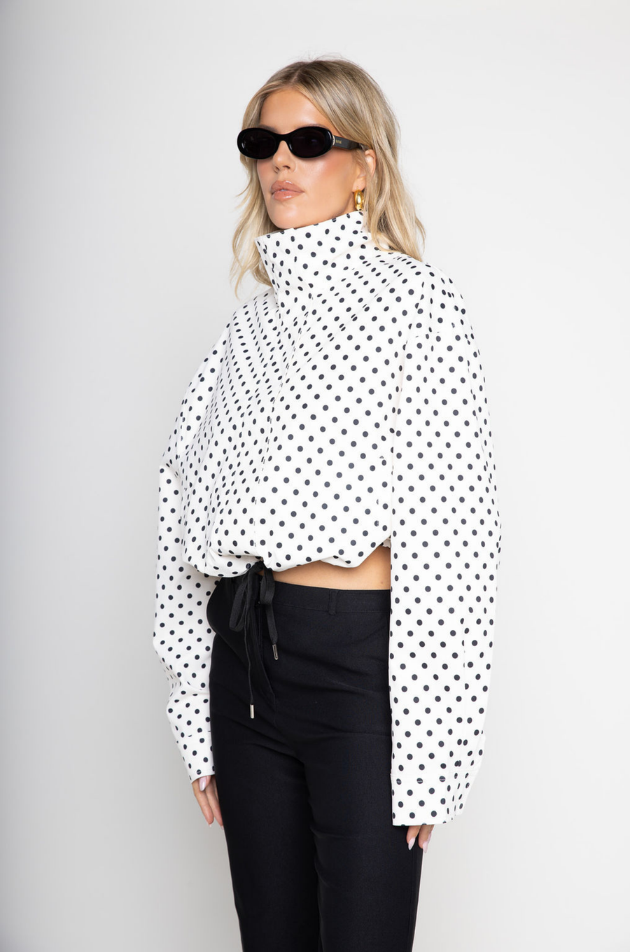 white snd black polka dot set
zara dupe
TOP
Polka dot collared jacket
Button zipper closure
Adjustable drawstring
Side pockets
Unlined
Length: 22.5"
Polyester

BOTTOMS
Polka dot high waisted shorts
Button zipper closure
Belt loops
Side pockets
Faux back pockets
Unlined
Length: 13" / Waist: 30" / Rise: 11.5"
Polyester