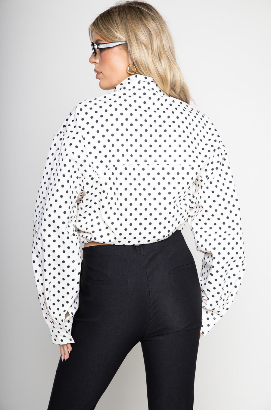 white snd black polka dot set
zara dupe
TOP
Polka dot collared jacket
Button zipper closure
Adjustable drawstring
Side pockets
Unlined
Length: 22.5"
Polyester

BOTTOMS
Polka dot high waisted shorts
Button zipper closure
Belt loops
Side pockets
Faux back pockets
Unlined
Length: 13" / Waist: 30" / Rise: 11.5"
Polyester