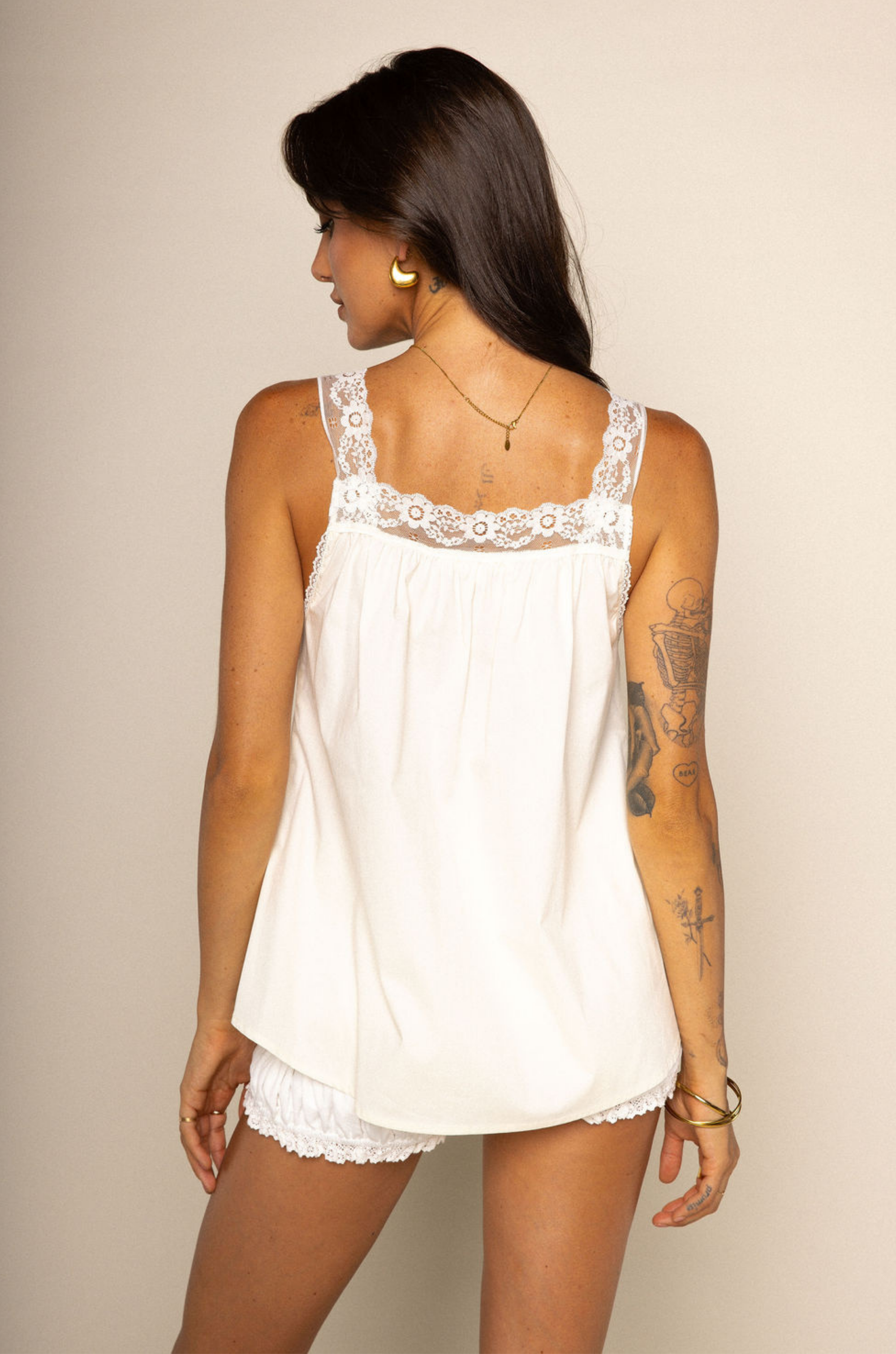 V neck tank top
Lace trim
Sleeveless
Relaxed fit
cream v neck lace trim tank top