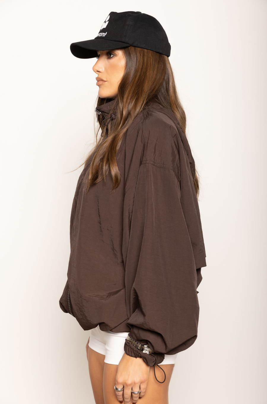 Windbreaker long sleeve jacket
Zip up closure
Rollable hood with zip closure
Adjustable drawstring hem and sleeve hem
Brown windbreaker jacket
fall outfit