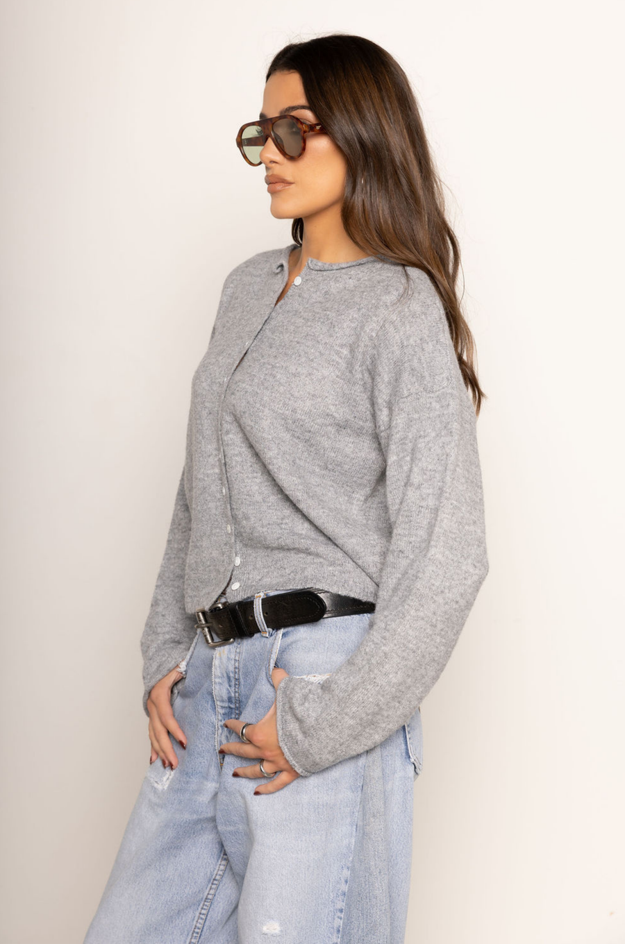 Knit long sleeve cardigan
Rolled collar
Button down closure
Unlined
grey knit cardigan
fall cardigan
thanksgiving outfit