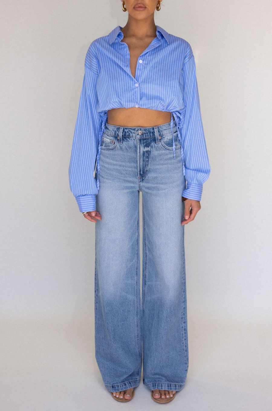 High rise light wash denim jeans
Relaxed/ wide leg silhouette
Clean finished hem
Crafted with comfort stretch denim
medium wash high rise jeans