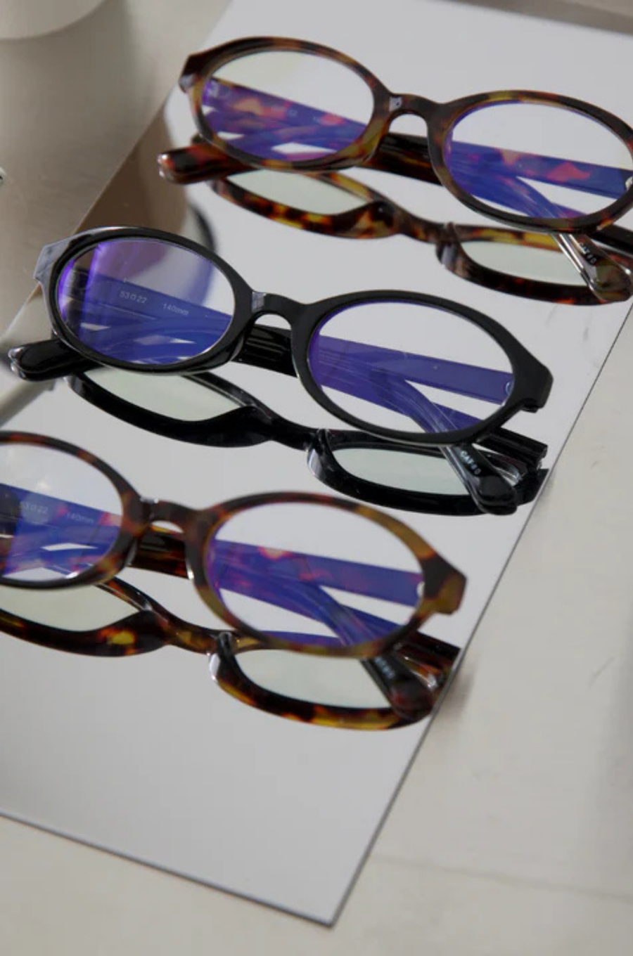 black frame Blue light glasses
Clear lens
Lightweight
fashionable blue light glasses