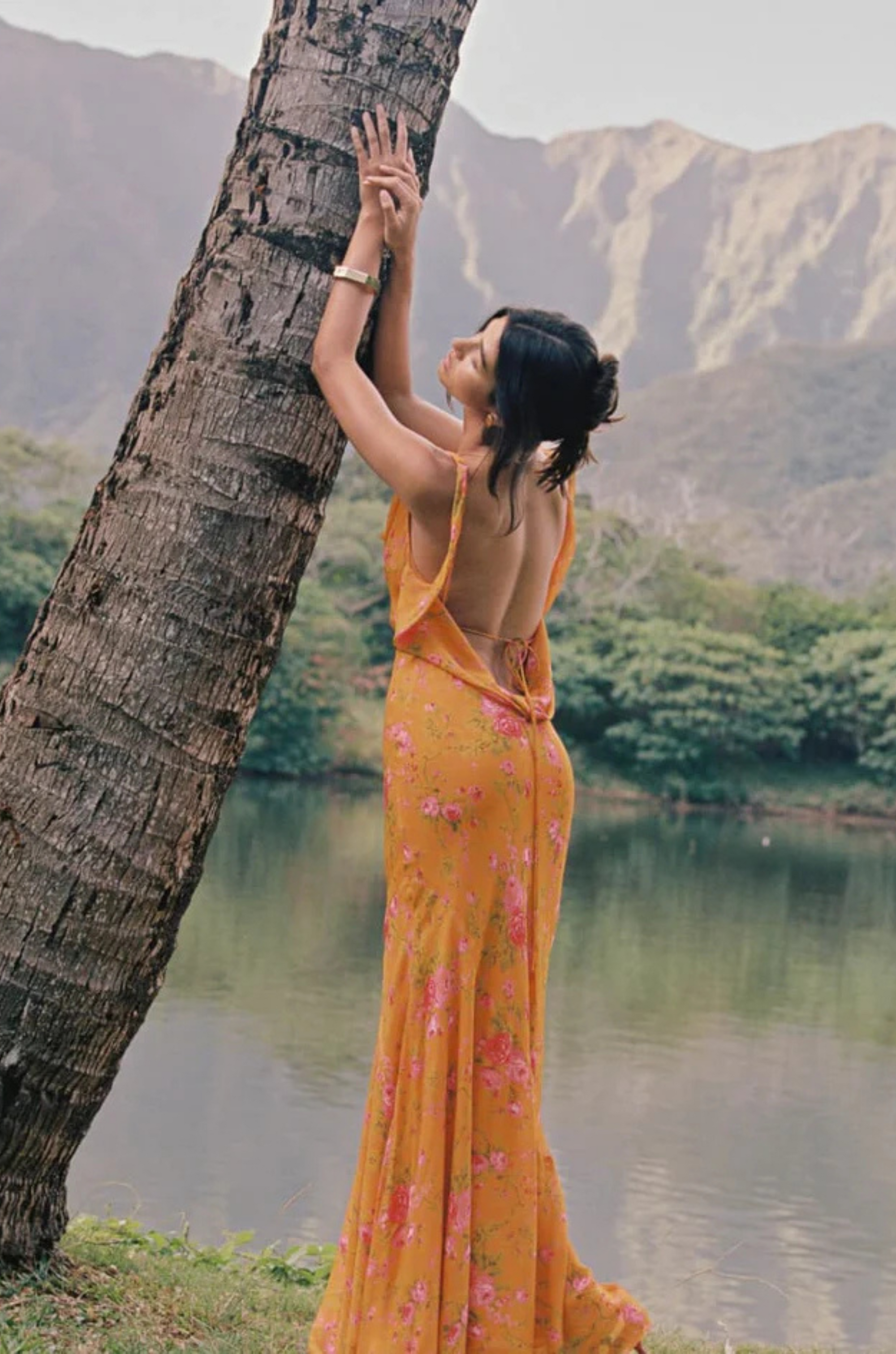orange Floral printed maxi dress
Cowl neck
Open back with cowl
Adjustable ties at lower back for waist snatching
Mermaid hem
wedding guest dress
