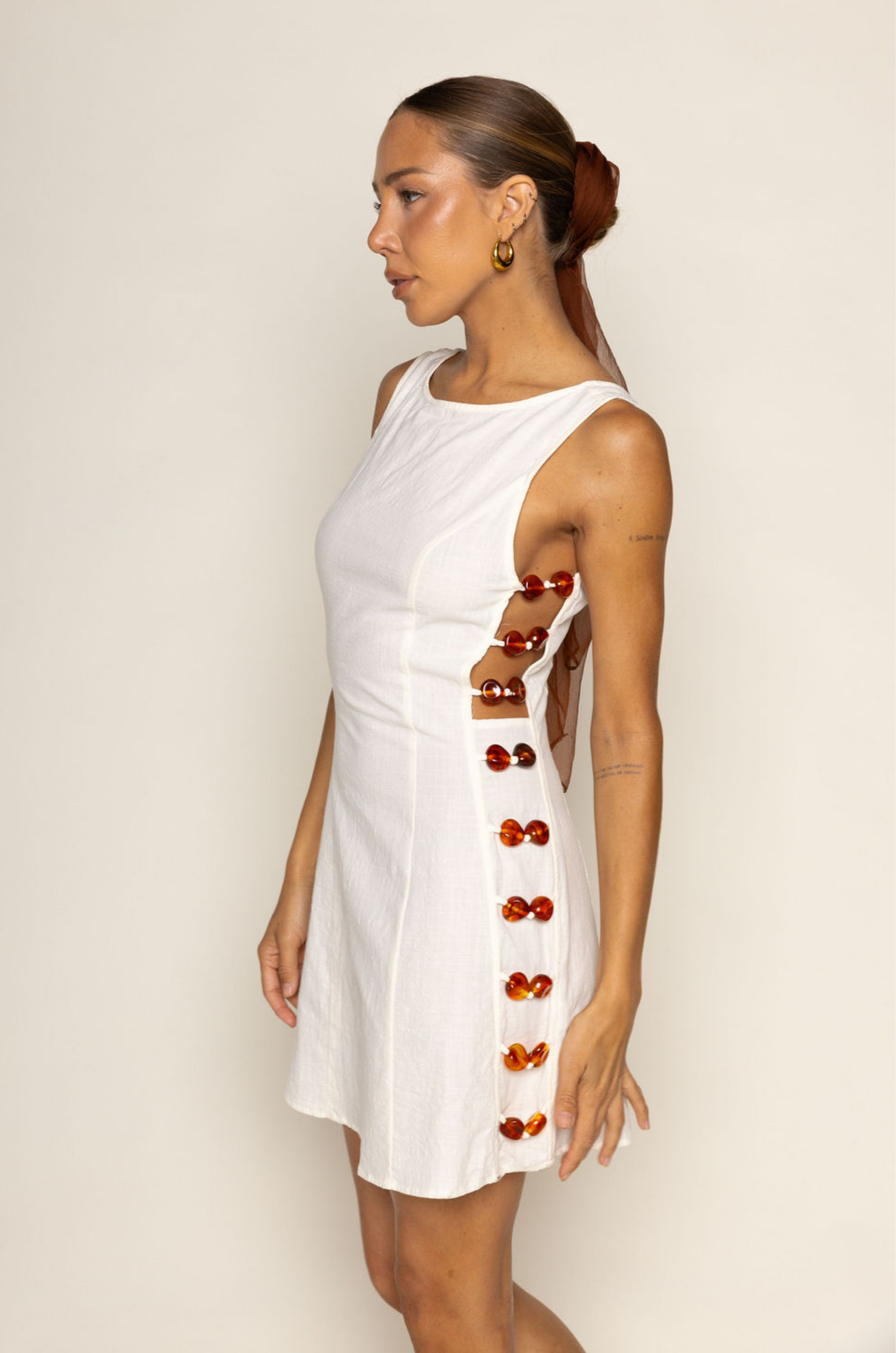 cream white Woven mini dress
Side bead detail
Side cut outs
Back zipper closure
Unlined
resort wear
resort mini dress