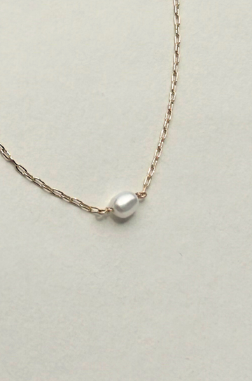 Gold filled dainty chain bracelet
Freshwater pearl charm
Length: 5" with a 1.5" extender
Freshwater pearl charm: .25"
Size and shape of pearl may vary