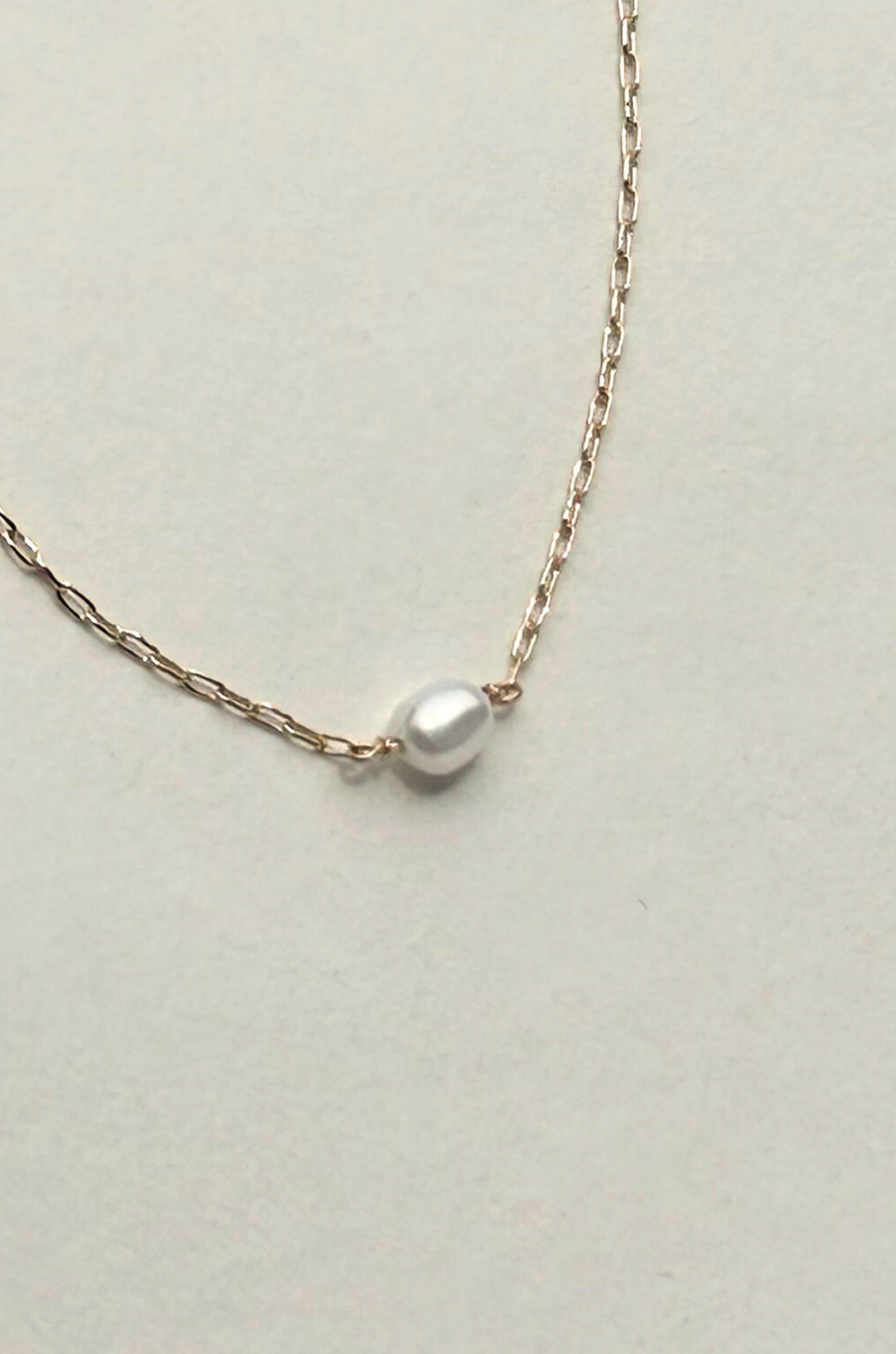 Gold filled dainty chain bracelet
Freshwater pearl charm
Length: 5" with a 1.5" extender
Freshwater pearl charm: .25"
Size and shape of pearl may vary