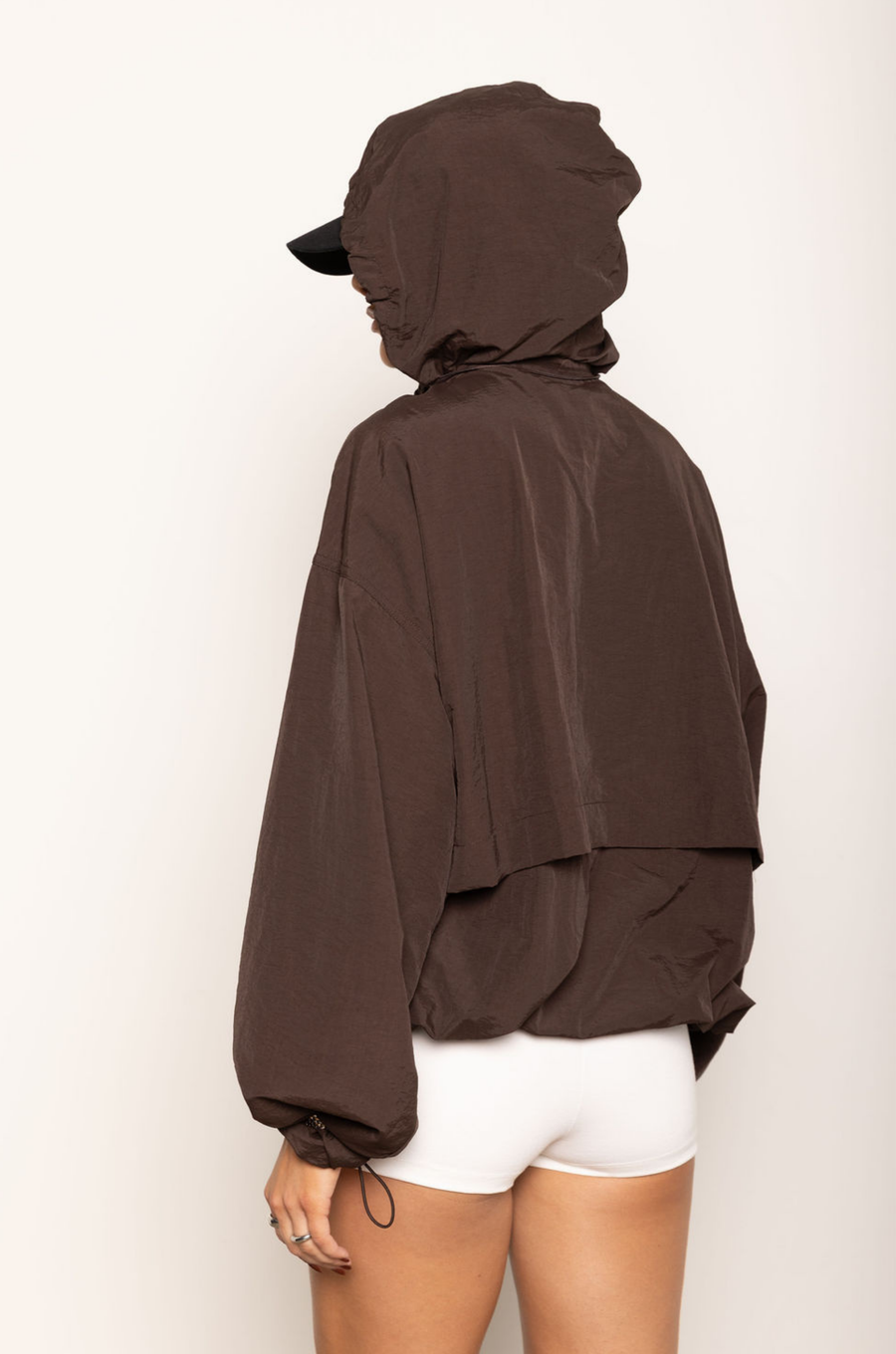 Windbreaker long sleeve jacket
Zip up closure
Rollable hood with zip closure
Adjustable drawstring hem and sleeve hem
Brown windbreaker jacket
fall outfit