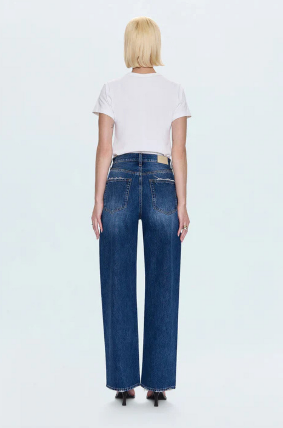High rise denim jeans
Bowed wide leg silhouette
Five-pocket jean
Waist: 25"/ Length: 41" / Rise: 11.5"
medium to dark wash denim jeans
pistola denim