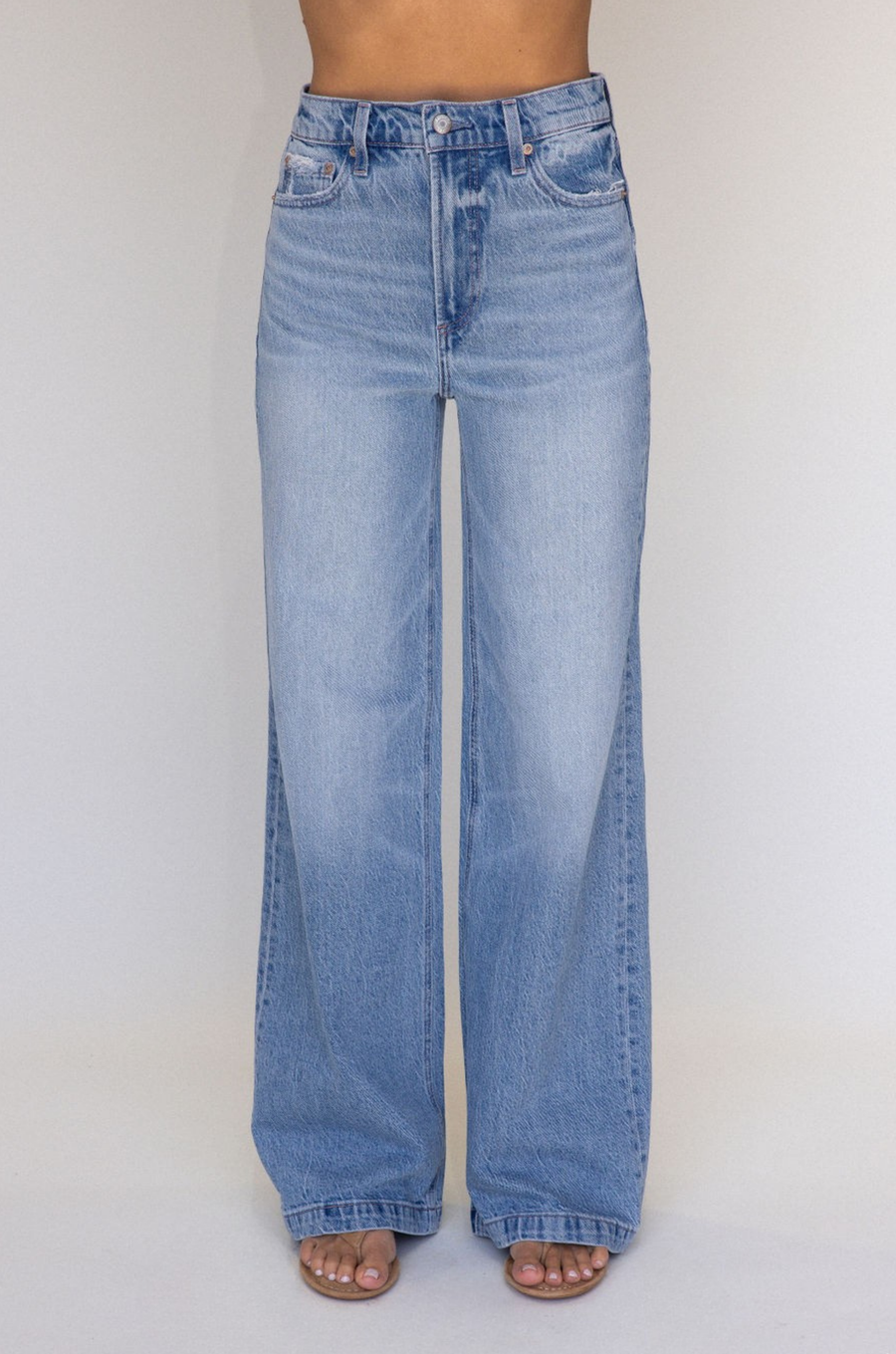 High rise light wash denim jeans
Relaxed/ wide leg silhouette
Clean finished hem
Crafted with comfort stretch denim
medium wash high rise jeans