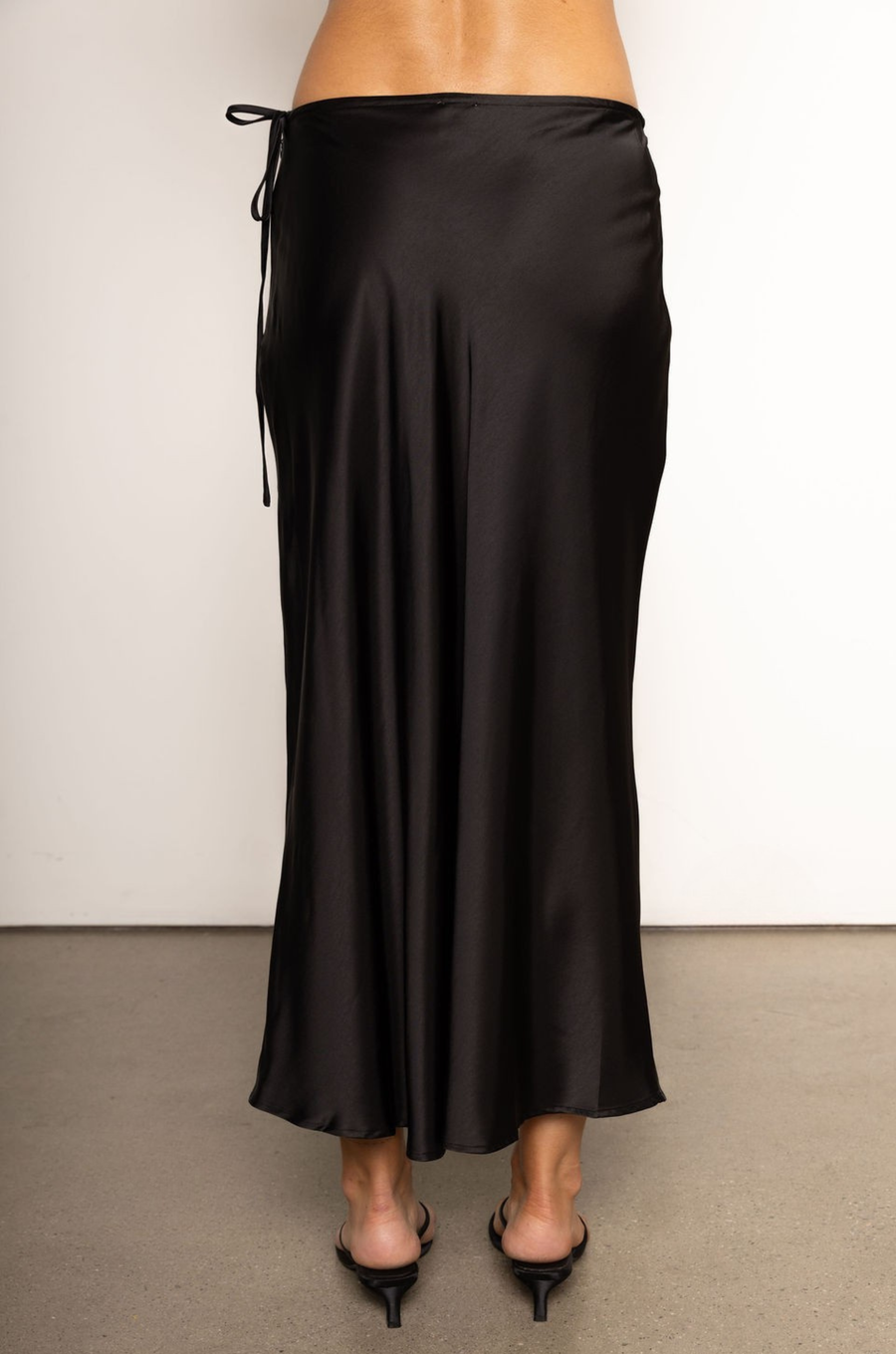 Satin maxi skirt
Bias cut
Adjustable waist tie
Side zipper closure
black satin maxi skirt
holiday outfit
holiday skirt
new years outfit