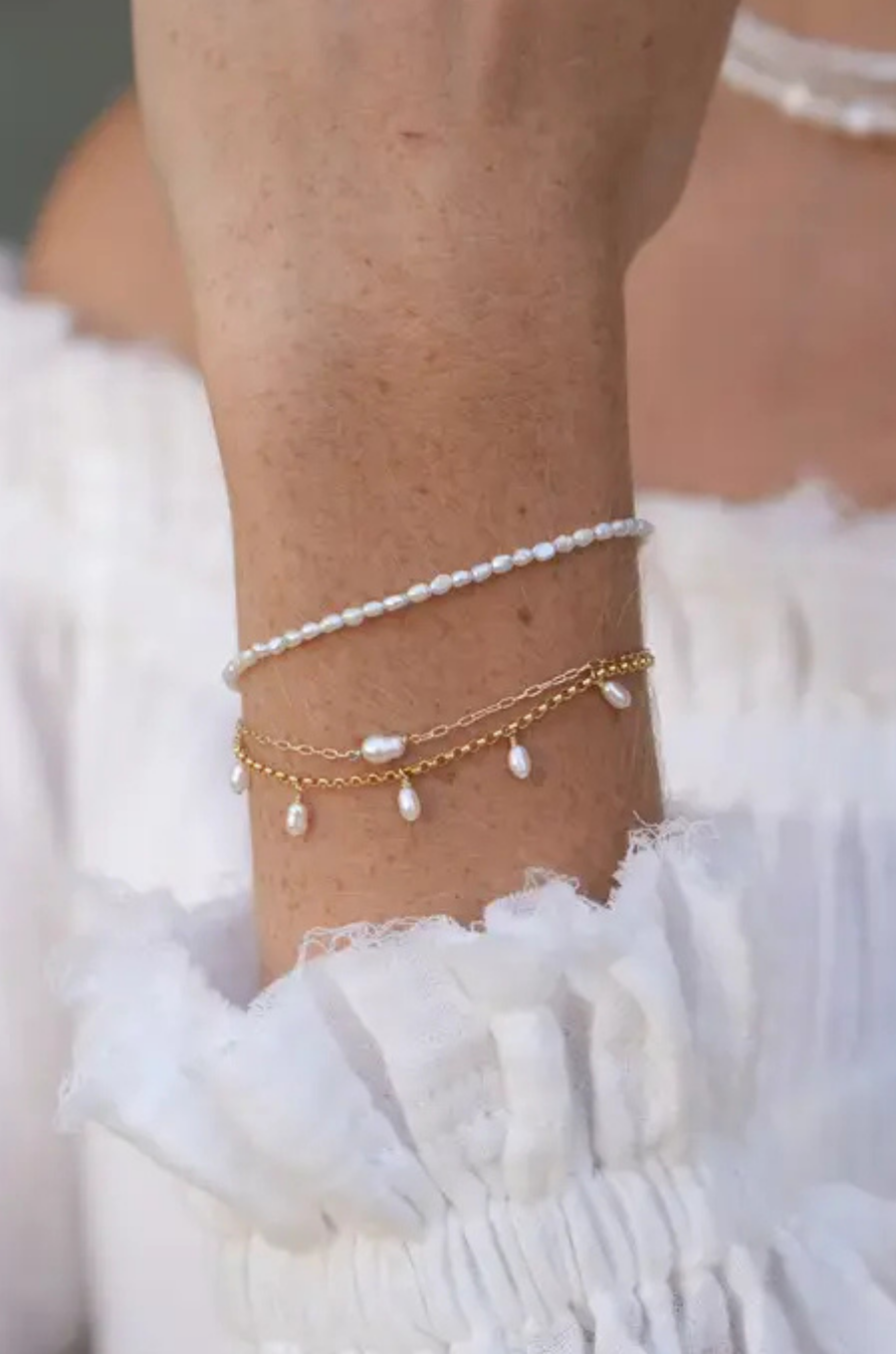 Gold filled dainty chain bracelet
Freshwater pearl charm
Length: 5" with a 1.5" extender
Freshwater pearl charm: .25"
Size and shape of pearl may vary