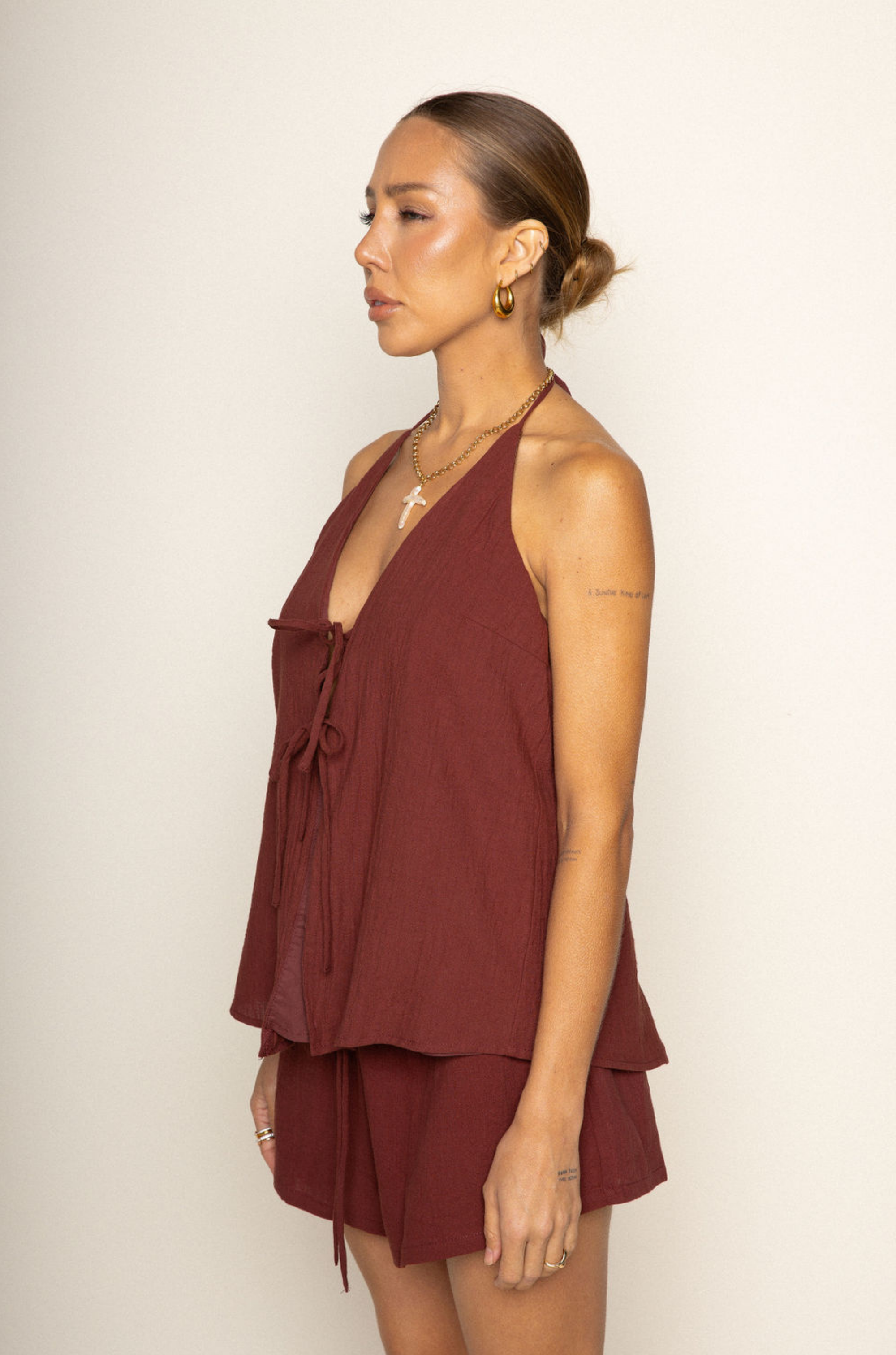 brown Relaxed style halter top
Adjustable halter neck tie
Front and back tie closures
Fully lined