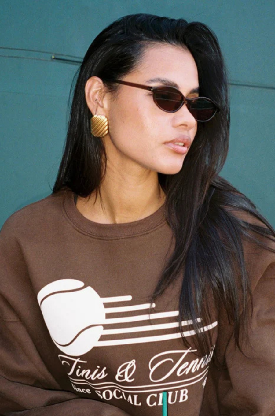 Thin, chic sunglasses
Sleek, minimal, and timelessly refined
Whether you're sipping espresso in the courtyard or hiding behind your shades poolside, they deliver quiet luxury with every glance.
Lightweight and flattering, they’re made for the girl who speaks volumes without saying a word.
thin brown sunglasss