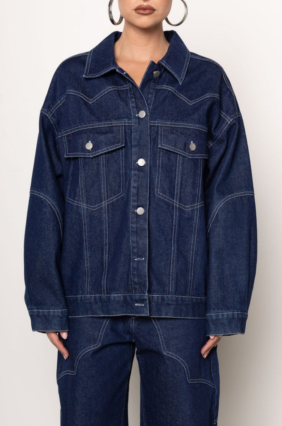 Oversized denim button up jacket
Collared
Button down closure
2 front pockets
Western contrast stitching
Unlined
dark denim jacket
cute western wear
