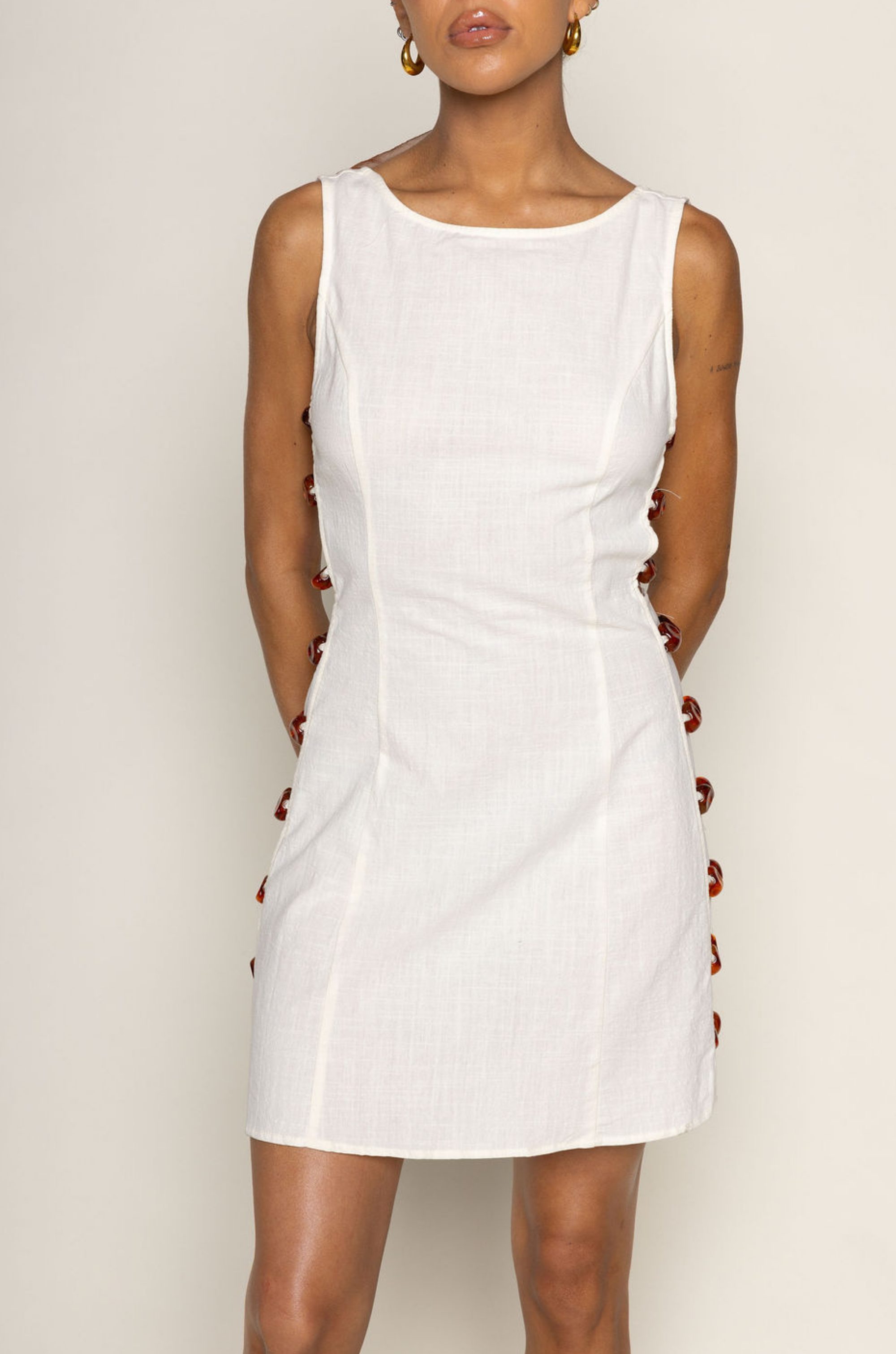 cream white Woven mini dress
Side bead detail
Side cut outs
Back zipper closure
Unlined
resort wear
resort mini dress