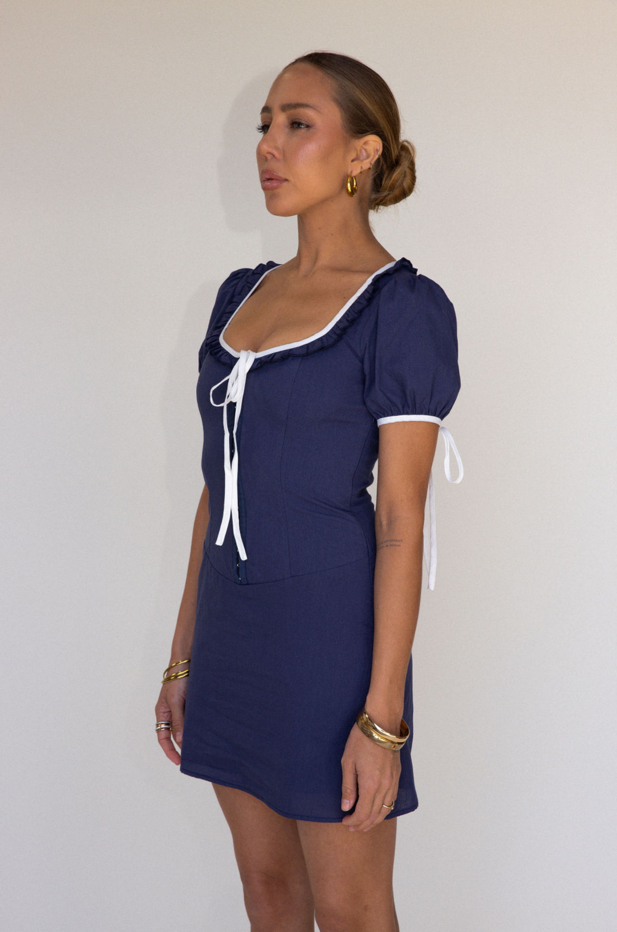 blue Short sleeve mini dress
Front and sleeve tie
Hook eye front closure
Contrast trim stitching
Back smocking
Side zipper
Lined
summer mini dress
spring mini dress