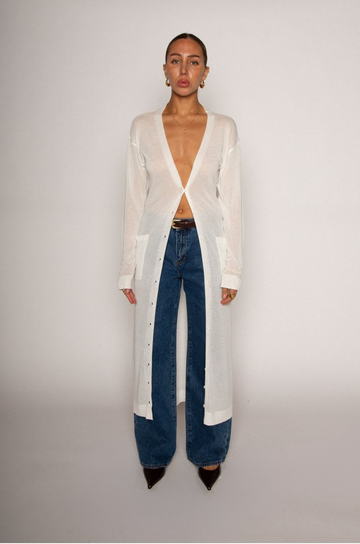 white Thin knit longline cardigan
Long sleeves
Front button down closure
Front pockets
Side slits
Unlined
pool cover up
beach cover up