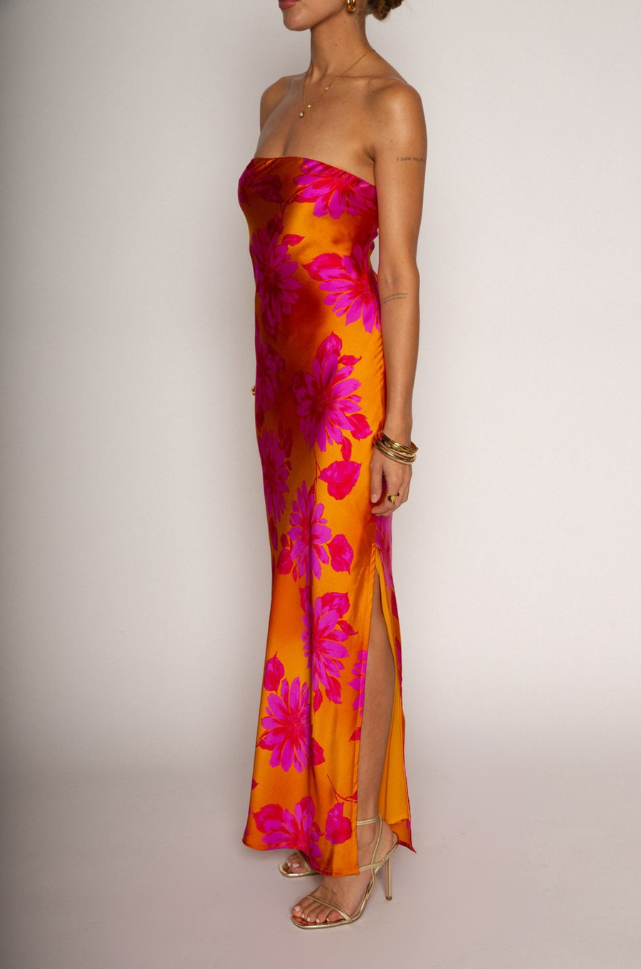 Floral printed satin maxi dress
Strapless elastic neckline
Inner runner grip lining
Side slit
Fully lined
Floral strapless maxi dress
wedding guest dress
tequila sunrise theme dress
