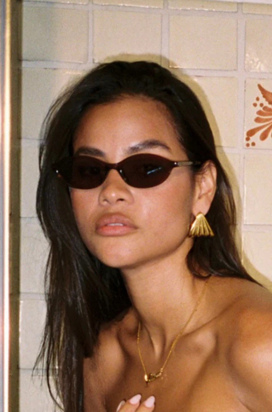 Thin, chic sunglasses
Sleek, minimal, and timelessly refined
Whether you're sipping espresso in the courtyard or hiding behind your shades poolside, they deliver quiet luxury with every glance.
Lightweight and flattering, they’re made for the girl who speaks volumes without saying a word.
thin brown sunglasss