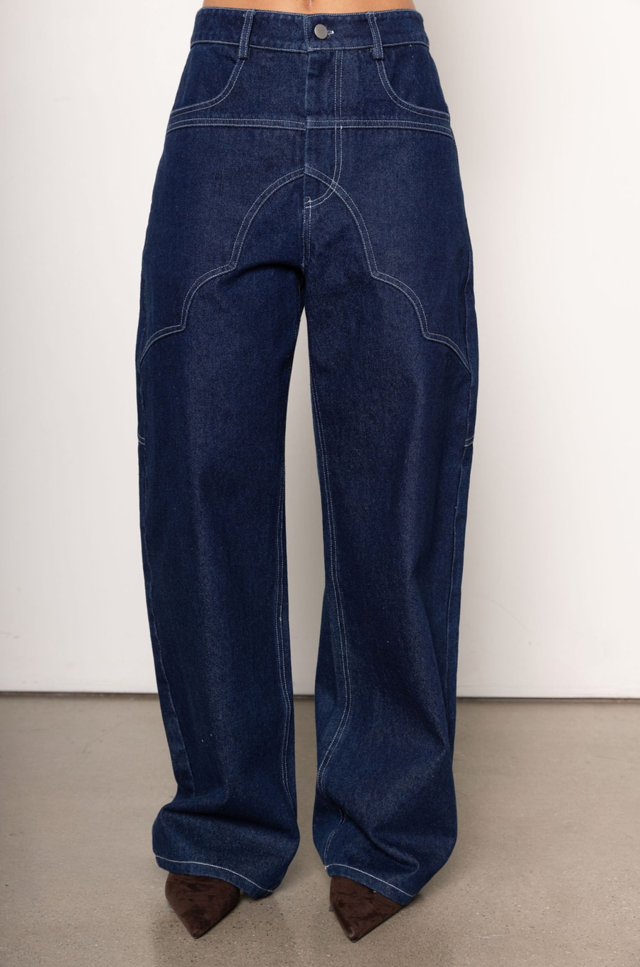 dark denim High waisted denim jeans
Button fly closure
4 pocket construction
Belt loops
Western contrast stitching
Unlined
cute westen jeans