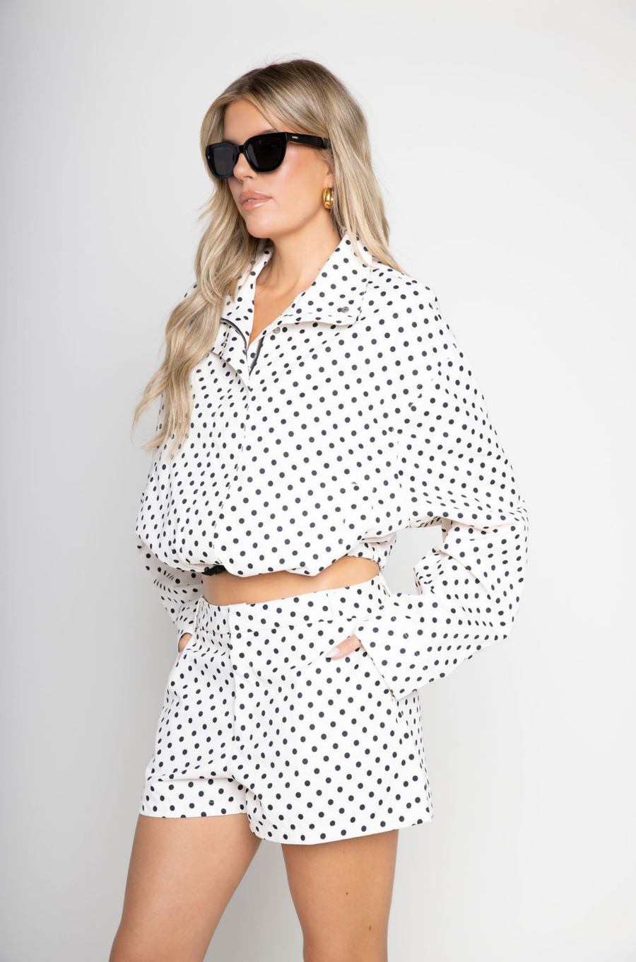 white snd black polka dot set
zara dupe
TOP
Polka dot collared jacket
Button zipper closure
Adjustable drawstring
Side pockets
Unlined
Length: 22.5"
Polyester

BOTTOMS
Polka dot high waisted shorts
Button zipper closure
Belt loops
Side pockets
Faux back pockets
Unlined
Length: 13" / Waist: 30" / Rise: 11.5"
Polyester