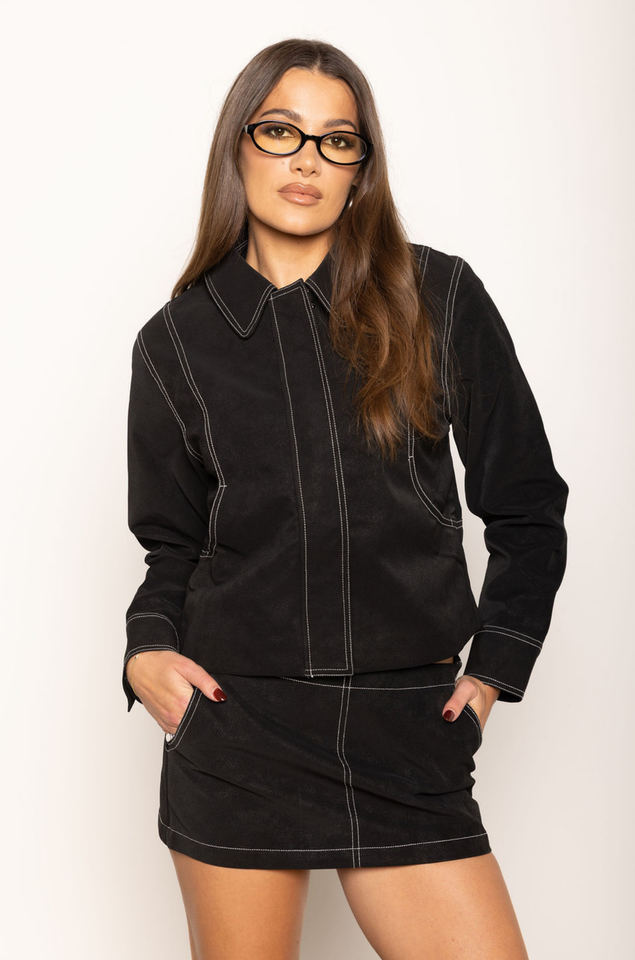 Faux leather mini skirt
Inner shorts lining
Side zipper closure
Side zippers
Contrast stitching
black faux leather mini skirt
fall outfit