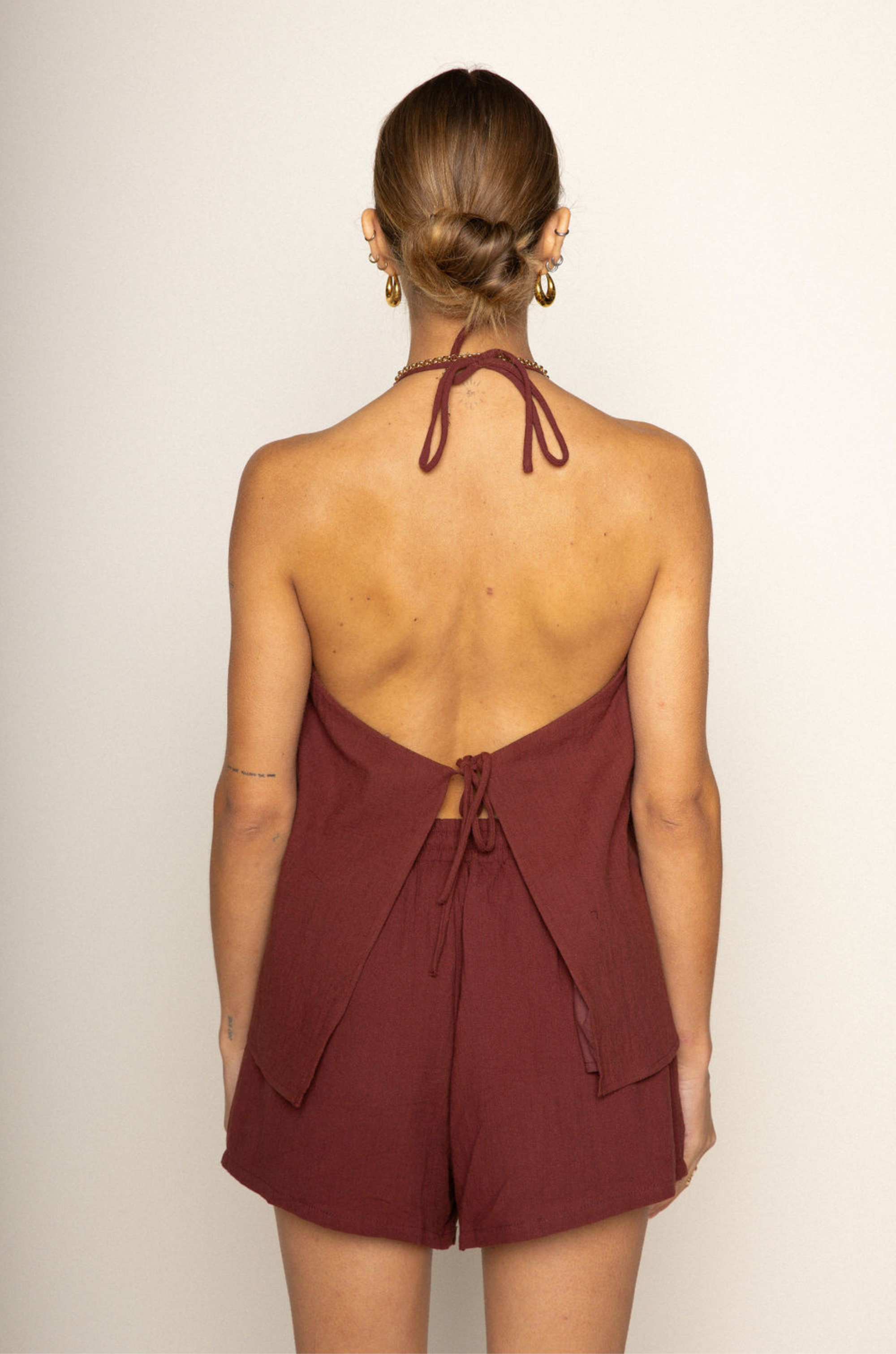 brown Relaxed style halter top
Adjustable halter neck tie
Front and back tie closures
Fully lined