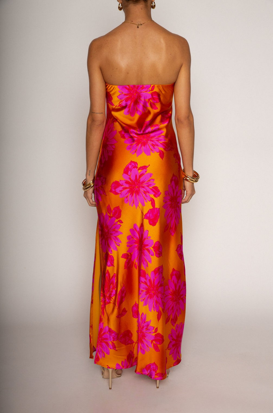 Floral printed satin maxi dress
Strapless elastic neckline
Inner runner grip lining
Side slit
Fully lined
Floral strapless maxi dress
wedding guest dress
tequila sunrise theme dress