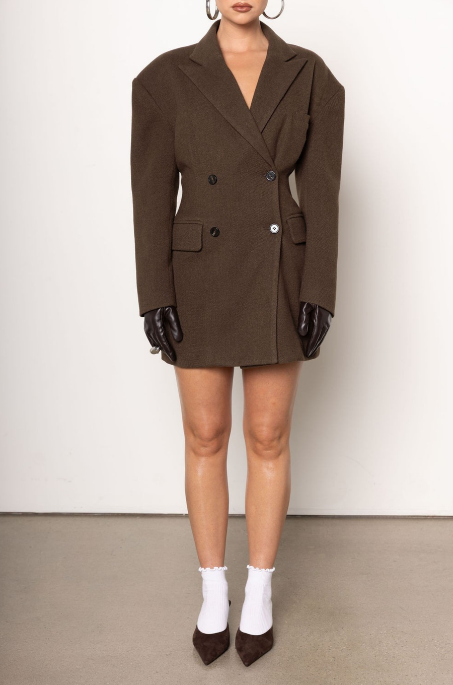 Longline blazer
Blazer dress
3 pocket construction
Double breasted
Button closure
Collared
Lined
Length: 32"
brown longline blazer dress
fall outfit
workwear
office wear
cute office wear
business outfit