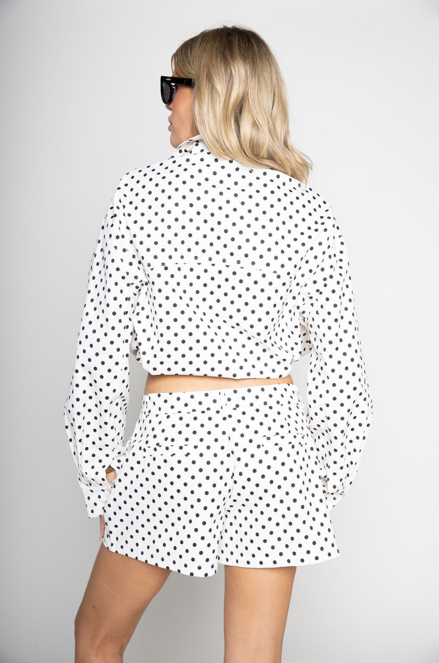 white snd black polka dot set
zara dupe
TOP
Polka dot collared jacket
Button zipper closure
Adjustable drawstring
Side pockets
Unlined
Length: 22.5"
Polyester

BOTTOMS
Polka dot high waisted shorts
Button zipper closure
Belt loops
Side pockets
Faux back pockets
Unlined
Length: 13" / Waist: 30" / Rise: 11.5"
Polyester