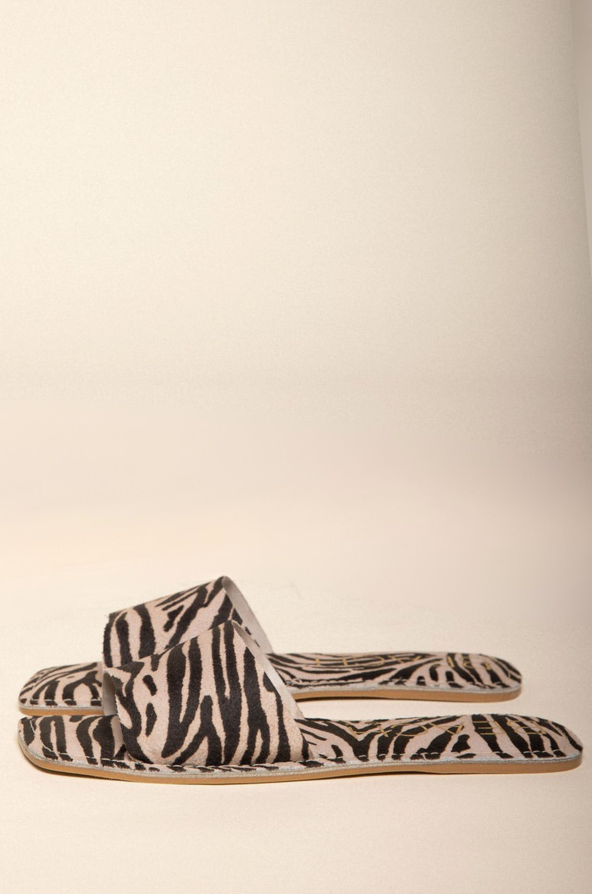 One-band zebra suede printed slide sandal
Squared toe
Padded insole
Suede/Synthetic
zebra slide sandals