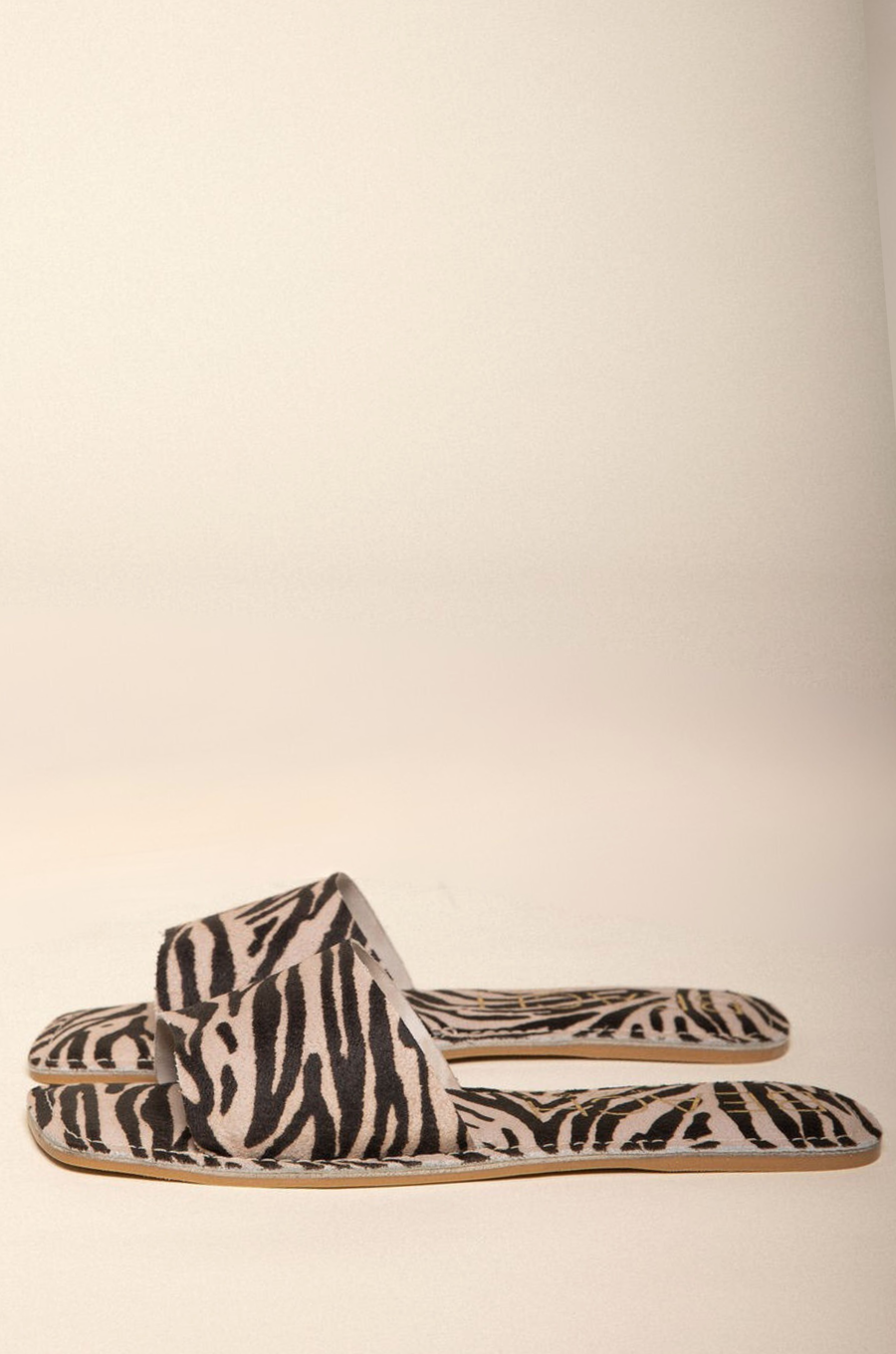 One-band zebra suede printed slide sandal
Squared toe
Padded insole
Suede/Synthetic
zebra slide sandals