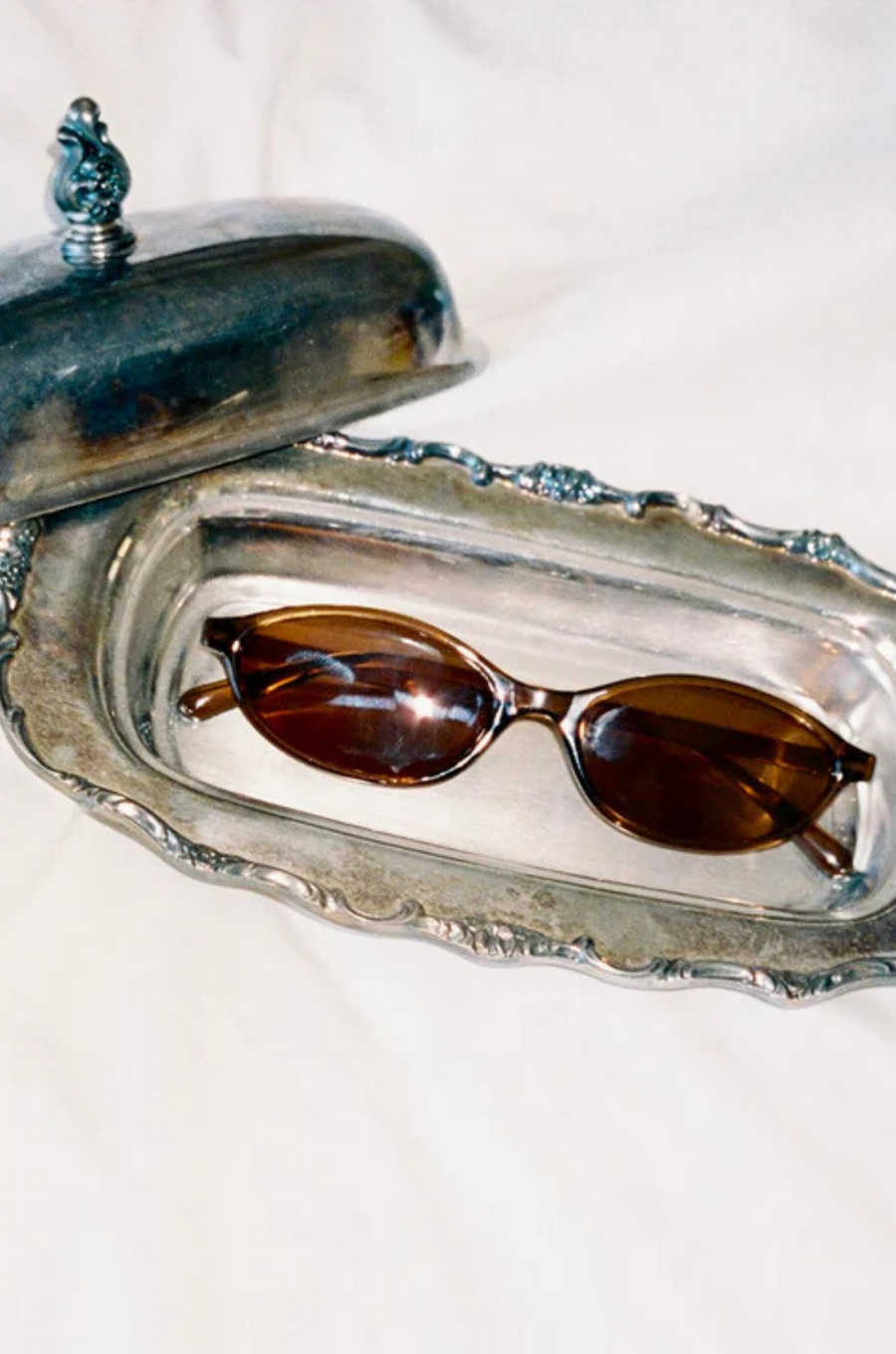 Thin, chic sunglasses
Sleek, minimal, and timelessly refined
Whether you're sipping espresso in the courtyard or hiding behind your shades poolside, they deliver quiet luxury with every glance.
Lightweight and flattering, they’re made for the girl who speaks volumes without saying a word.
thin brown sunglasss