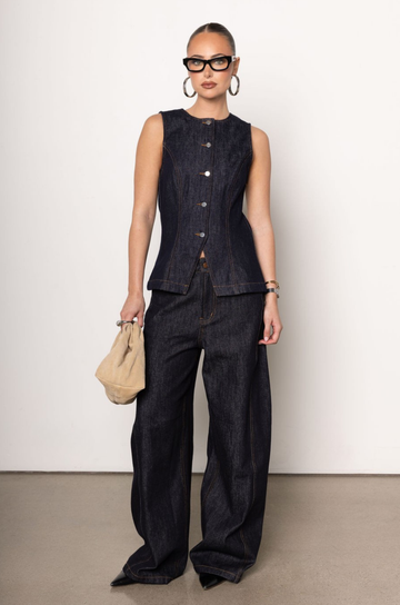 High waisted denim jean
Dark wash
Button fly closure
4 pocket construction
Contrast stitching
Unlined
dark denim jeans
fall bottoms
fall pants
fall denim
fall outfit
denim on denim outfit