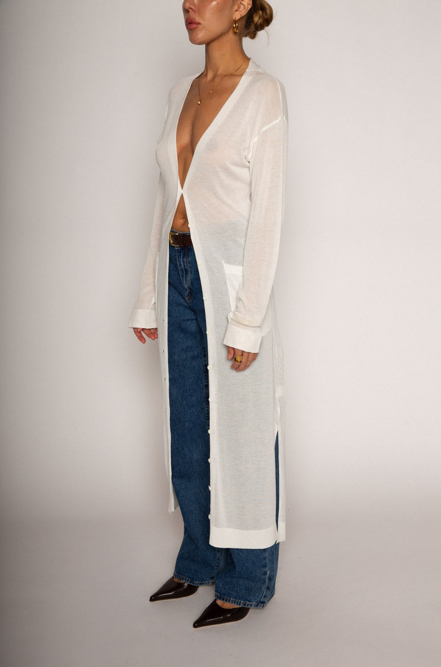 white Thin knit longline cardigan
Long sleeves
Front button down closure
Front pockets
Side slits
Unlined
pool cover up
beach cover up
