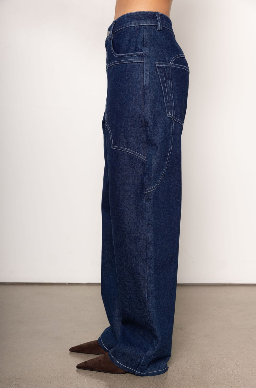 dark denim High waisted denim jeans
Button fly closure
4 pocket construction
Belt loops
Western contrast stitching
Unlined
cute westen jeans